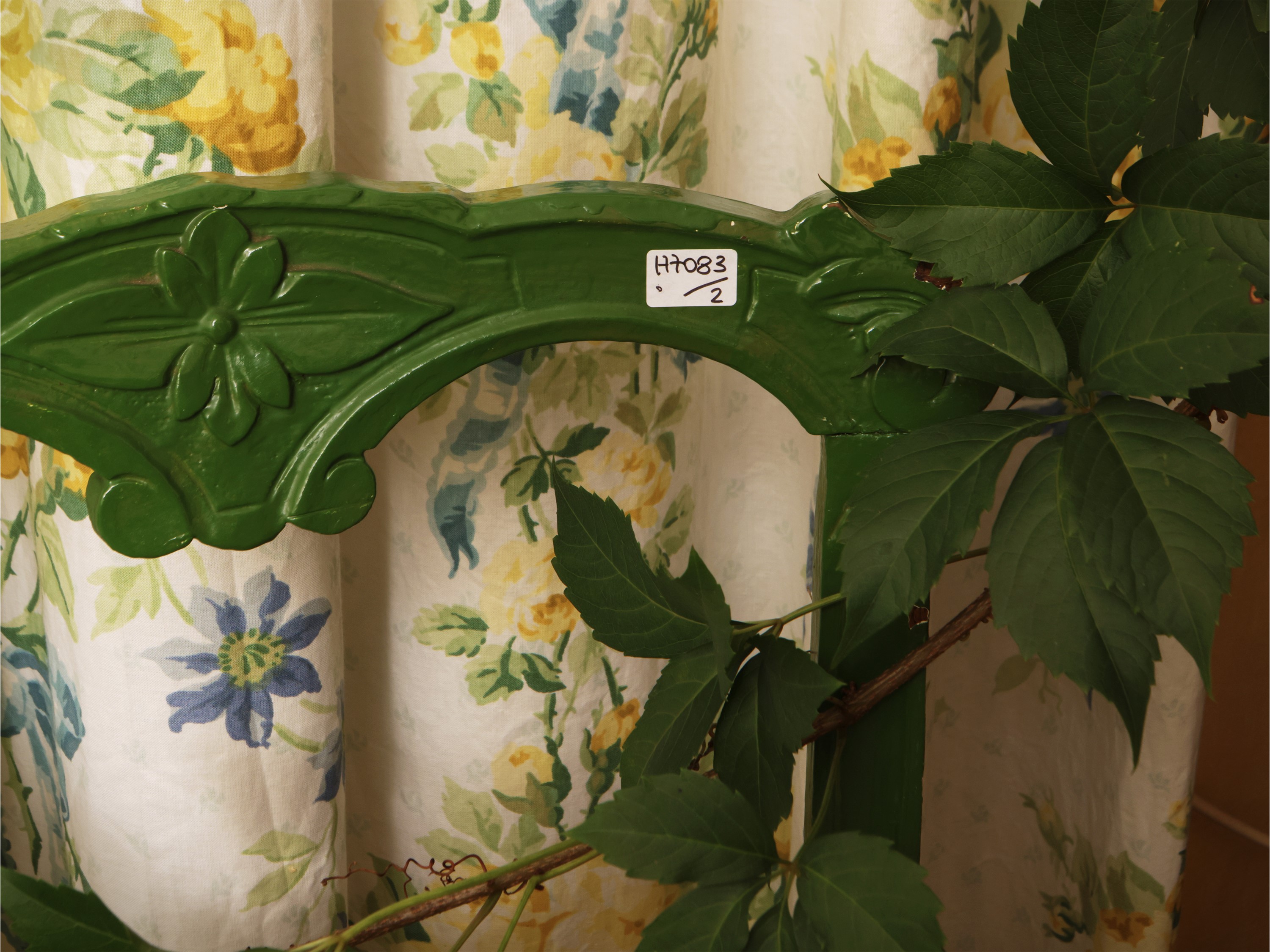 Coppia di sedie in legno tinto verde con rivestimento in tessuto giallo oro e beige