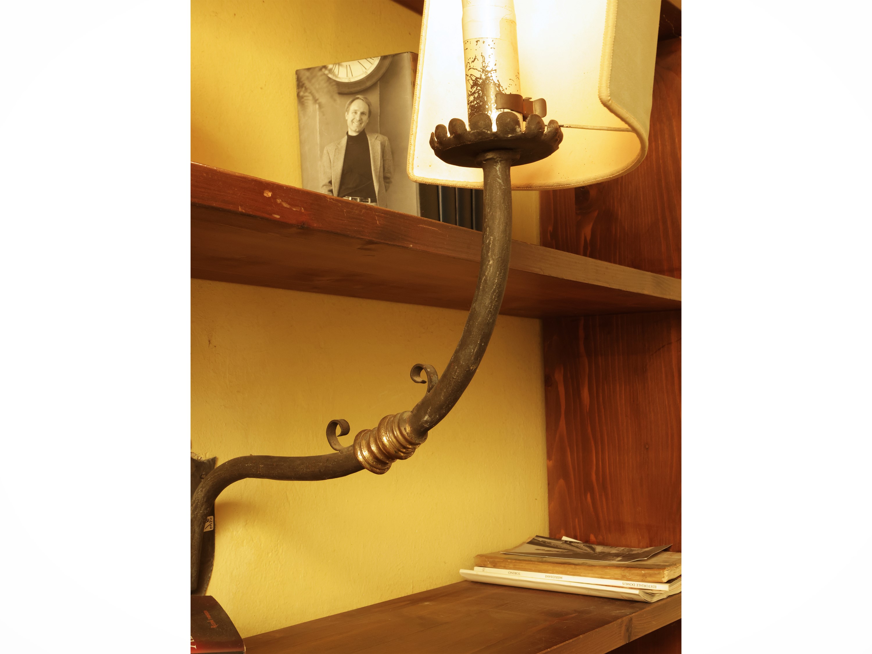 Coppia di applique in metallo patinato con dettagli in ottone