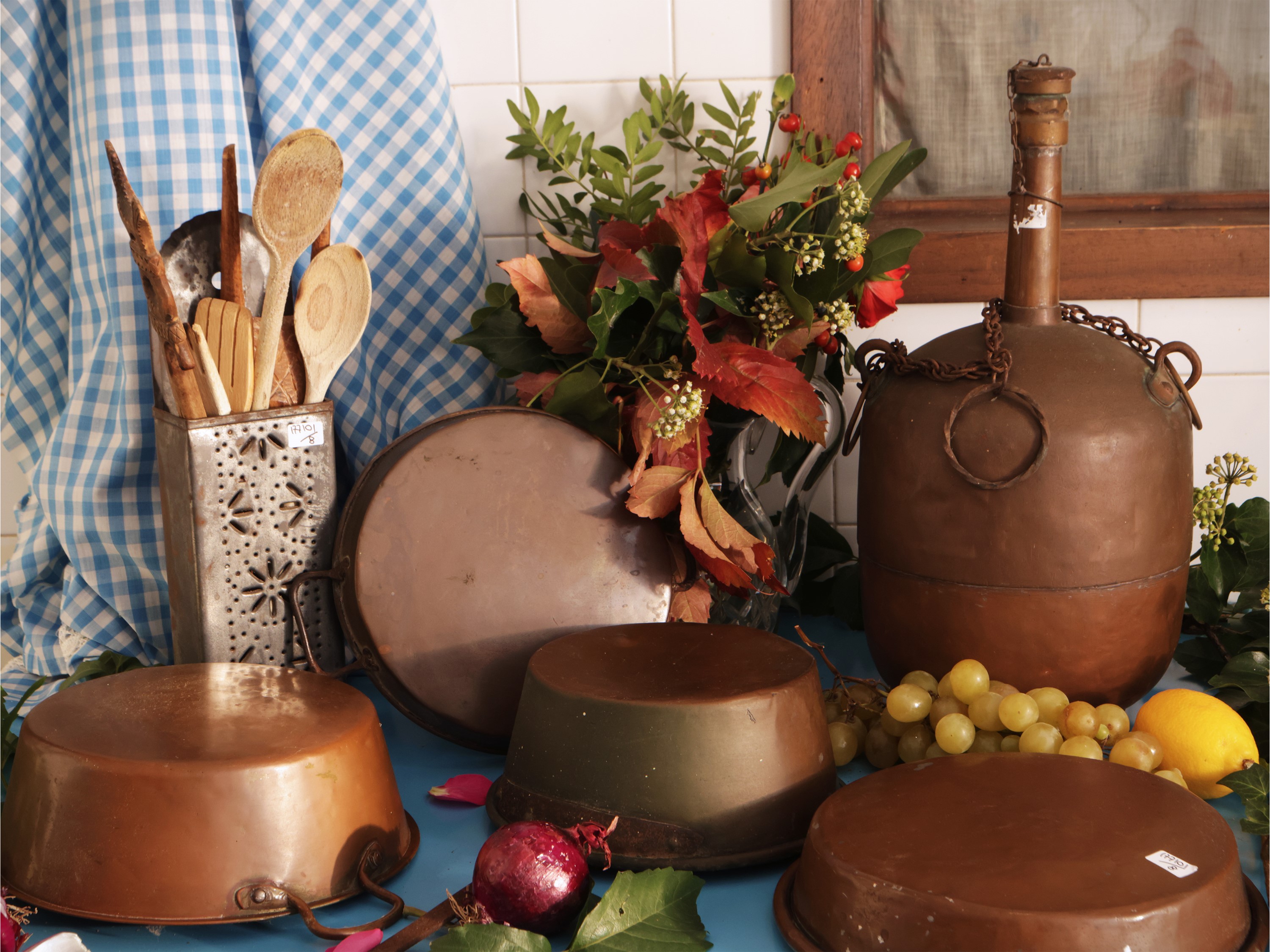 Miscellanea di accessori rustici, setacci e tegami in rame