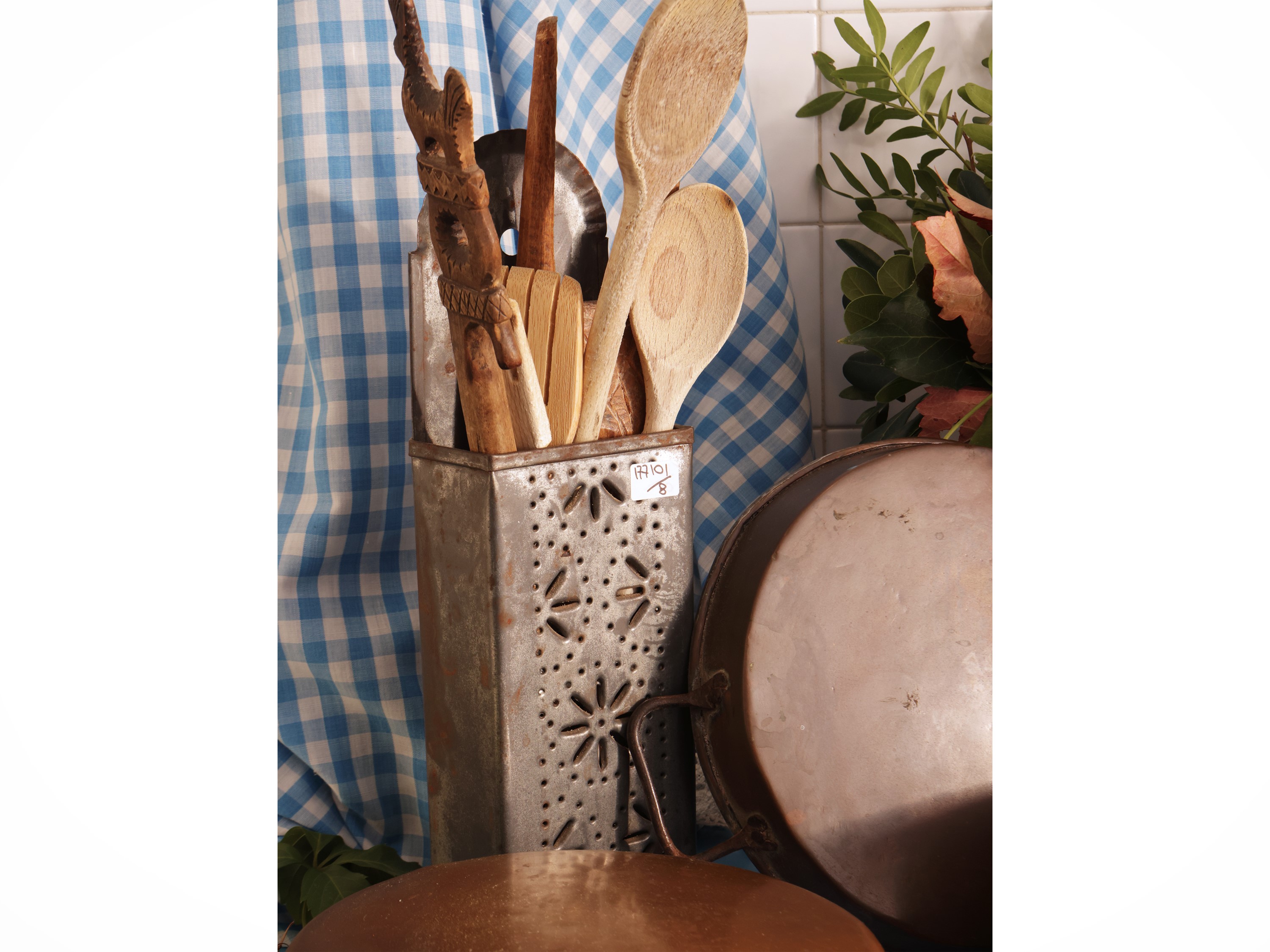Miscellanea di accessori rustici, setacci e tegami in rame