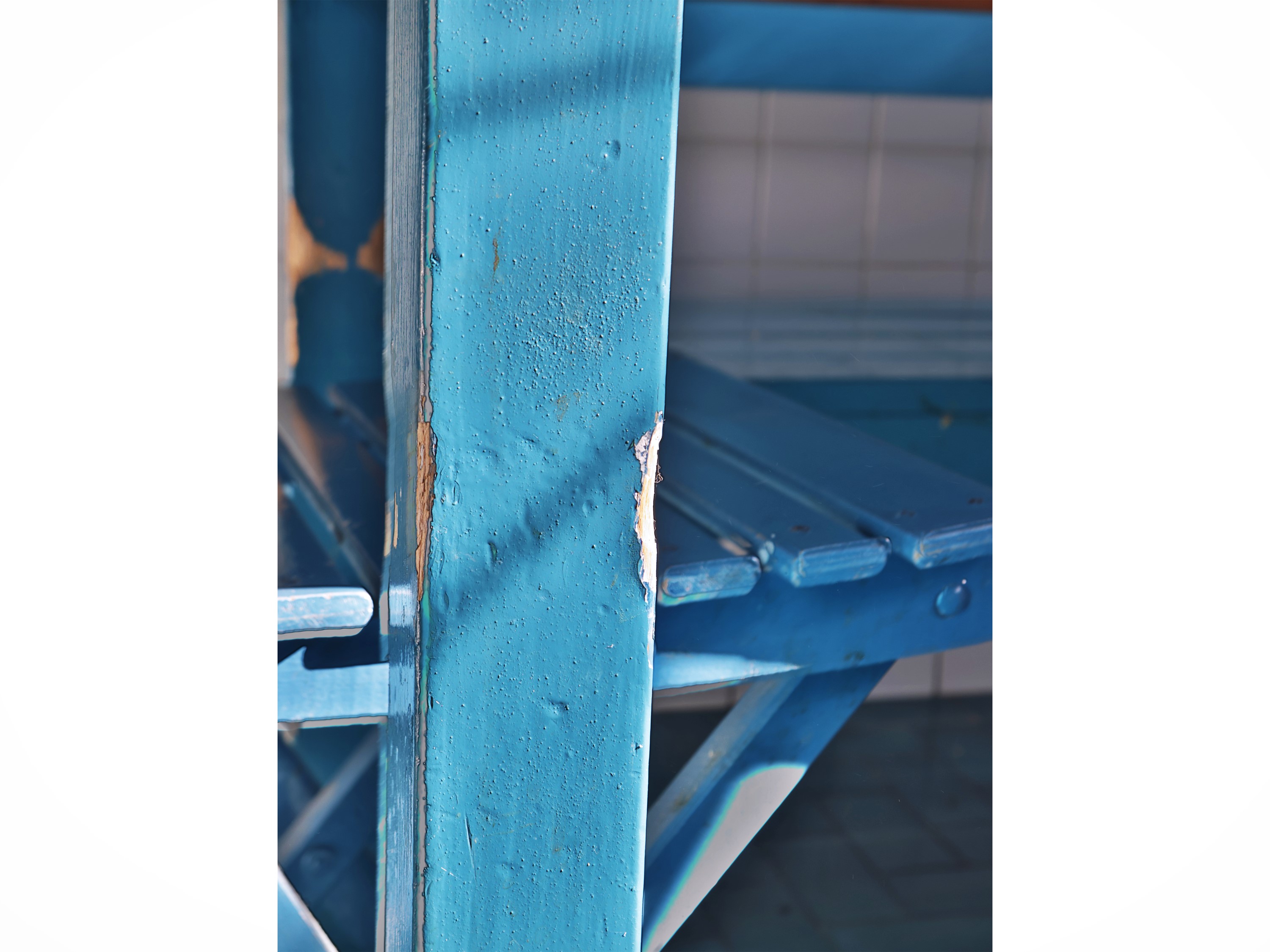 Set da veranda, composto da tavolo, panca e quattro seggioline pieghevoli in legno tinto azzurro