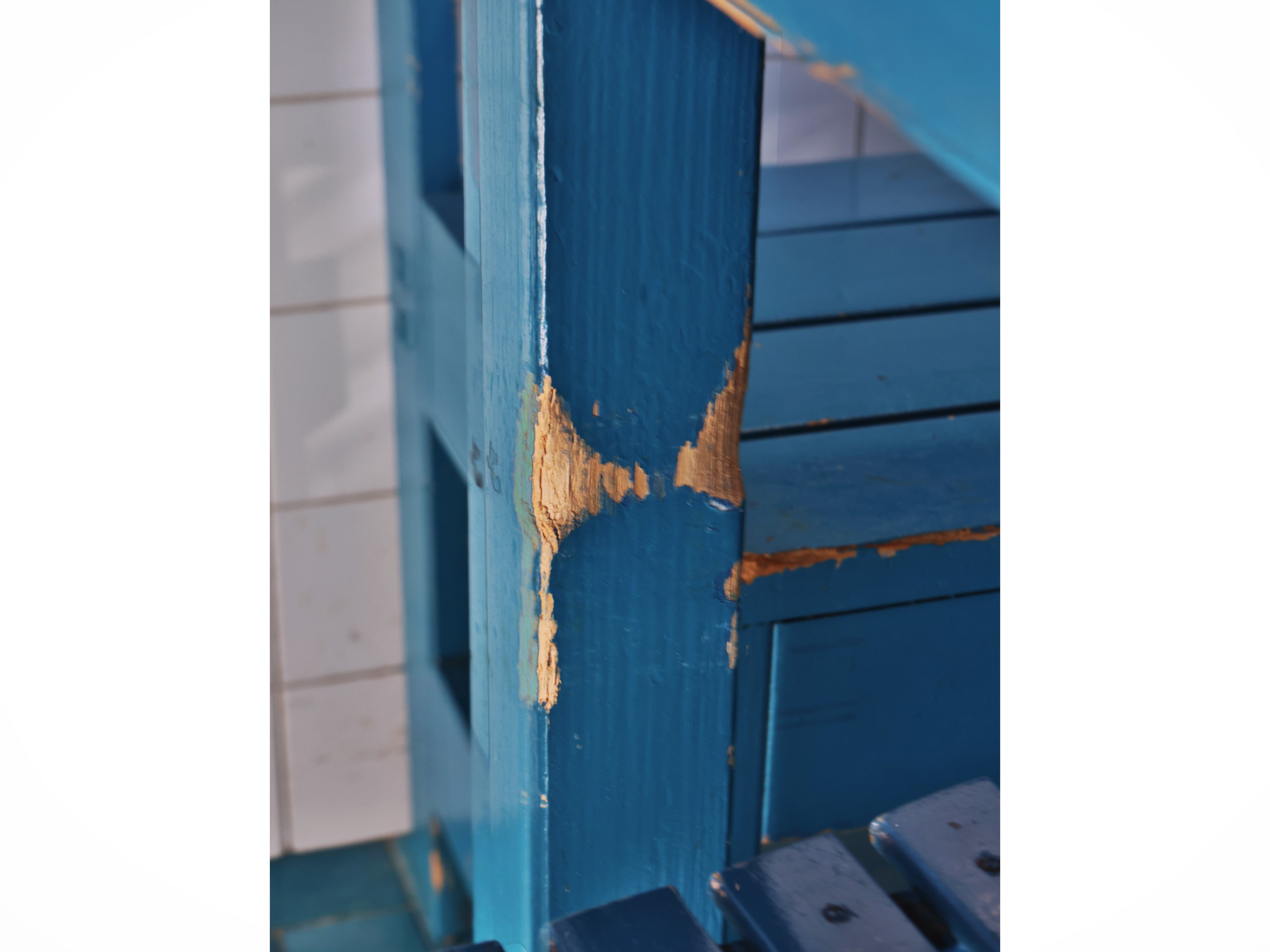 Set da veranda, composto da tavolo, panca e quattro seggioline pieghevoli in legno tinto azzurro