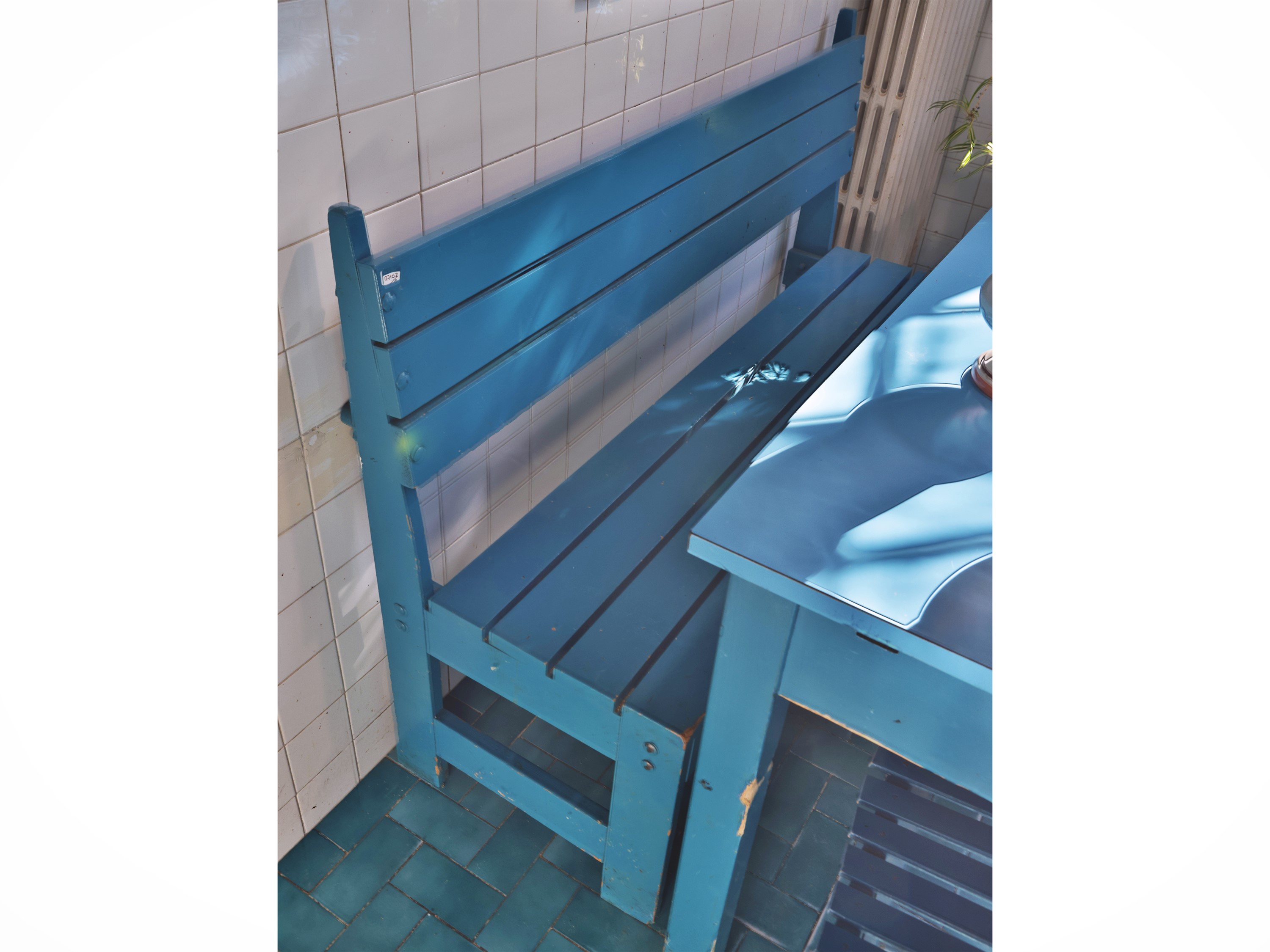 Set da veranda, composto da tavolo, panca e quattro seggioline pieghevoli in legno tinto azzurro