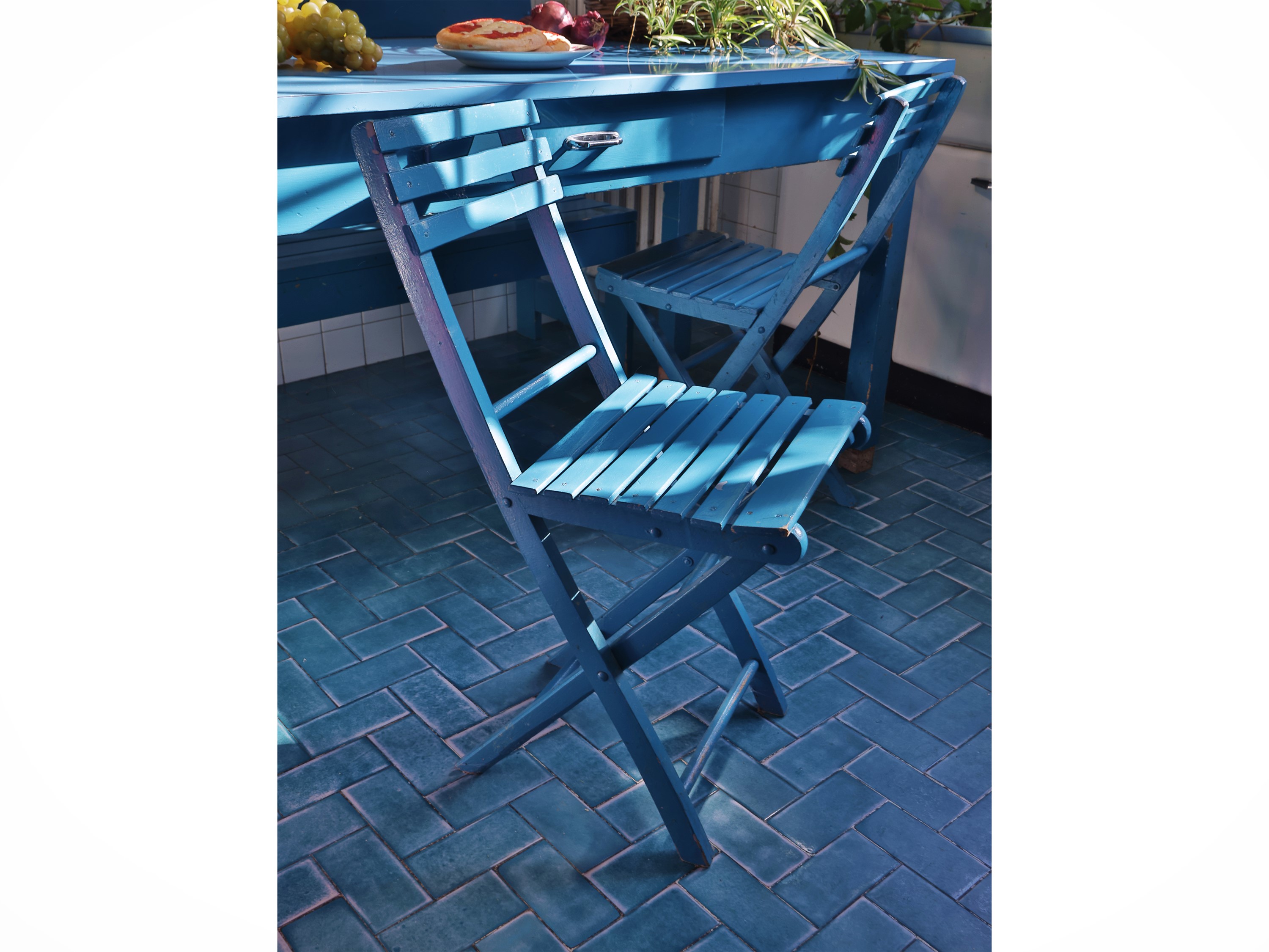 Set da veranda, composto da tavolo, panca e quattro seggioline pieghevoli in legno tinto azzurro