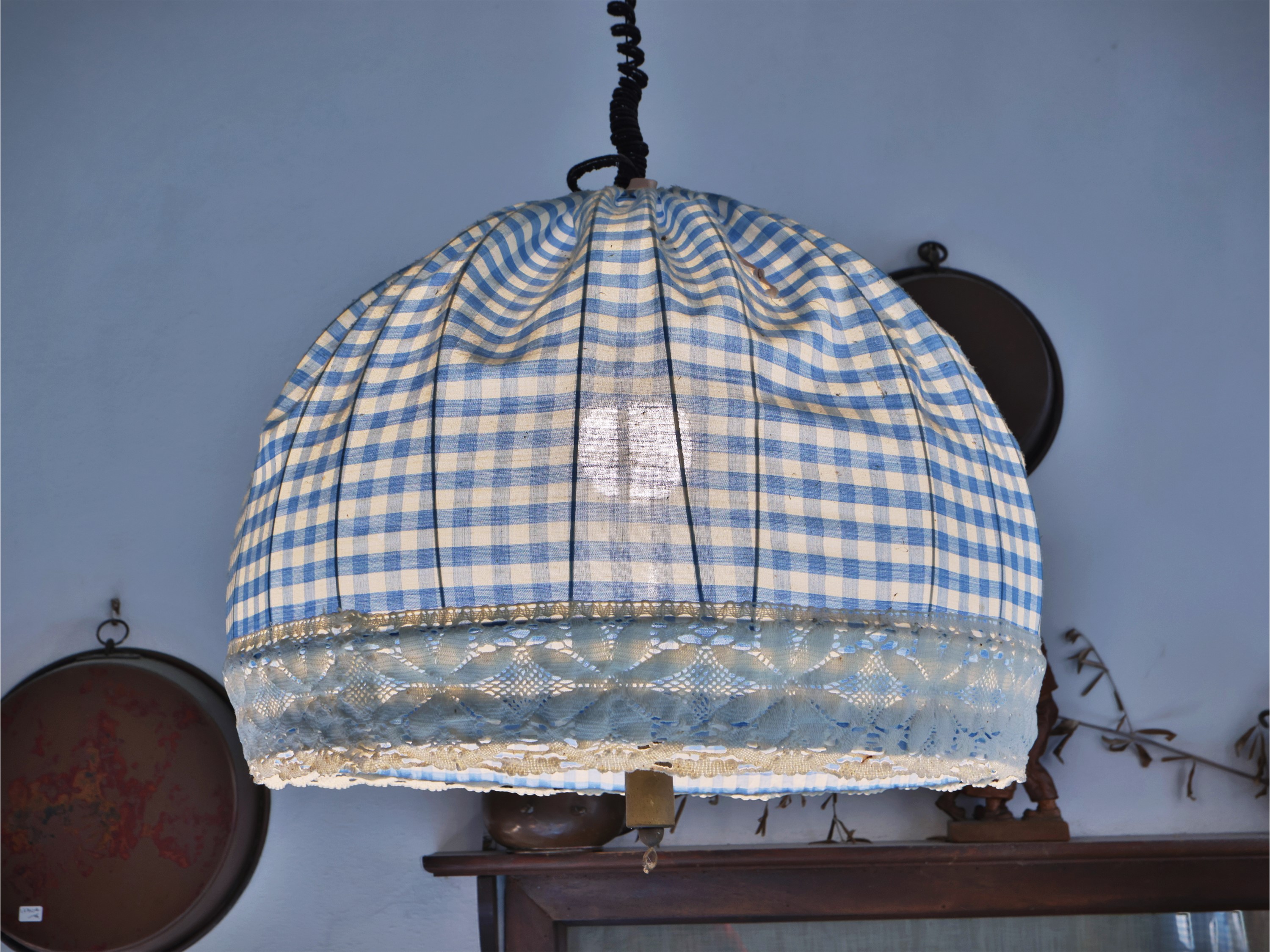 Set da veranda, composto da tavolo, panca e quattro seggioline pieghevoli in legno tinto azzurro
