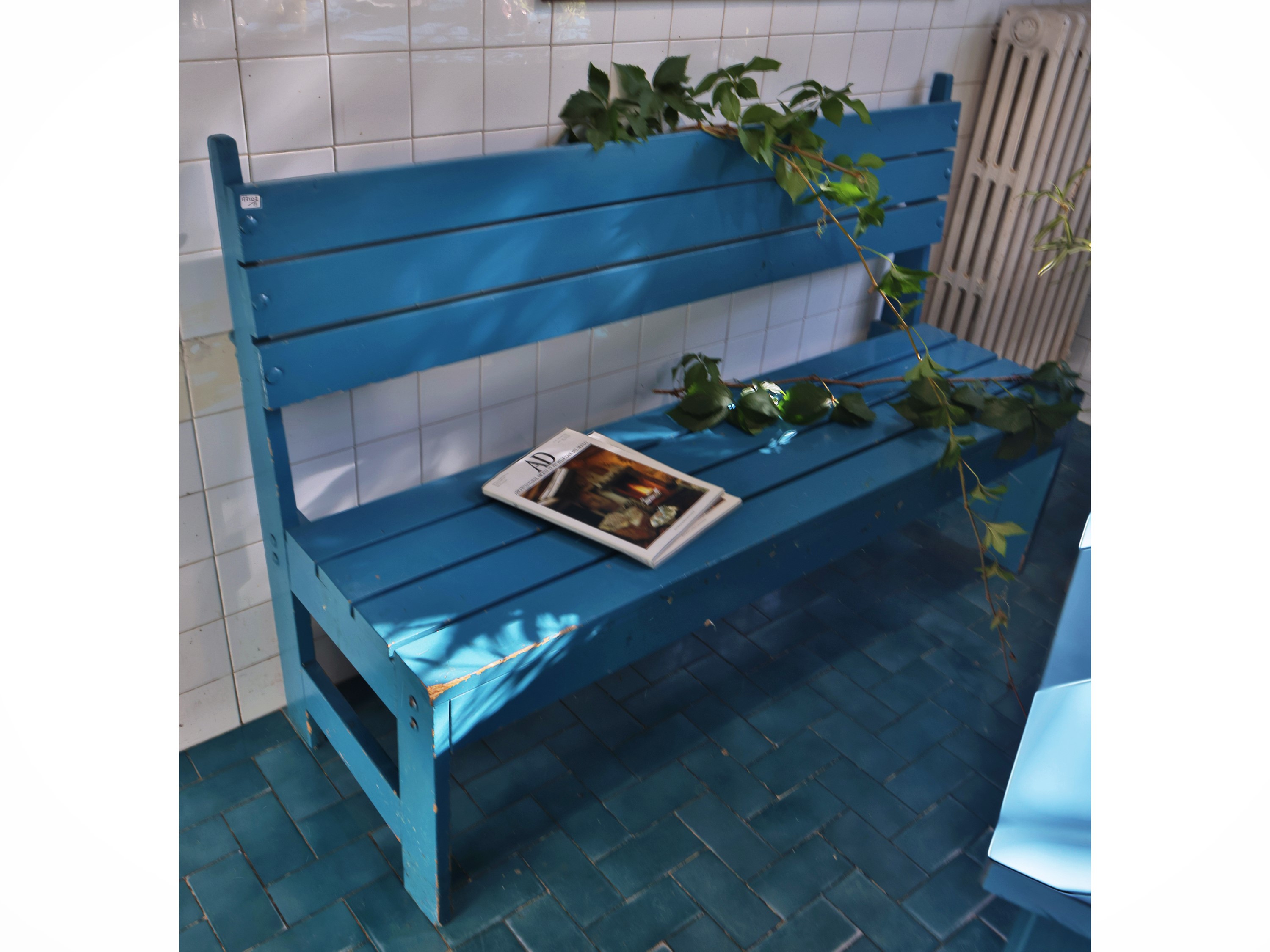 Set da veranda, composto da tavolo, panca e quattro seggioline pieghevoli in legno tinto azzurro