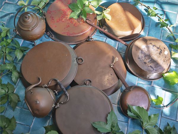 Assortimento di accessori da cucina in rame