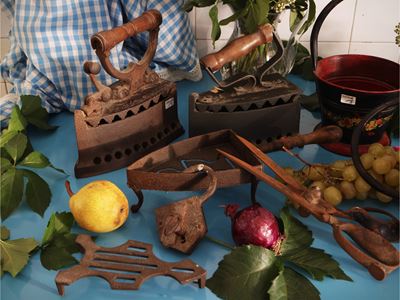Accessori rustici d'epoca, ferro da stiro a carbone e altro, XIX/XX secolo
