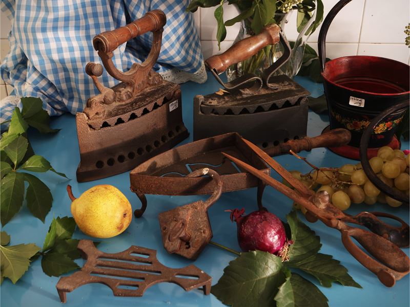 Accessori rustici d'epoca, ferro da stiro a carbone e altro, XIX/XX secolo