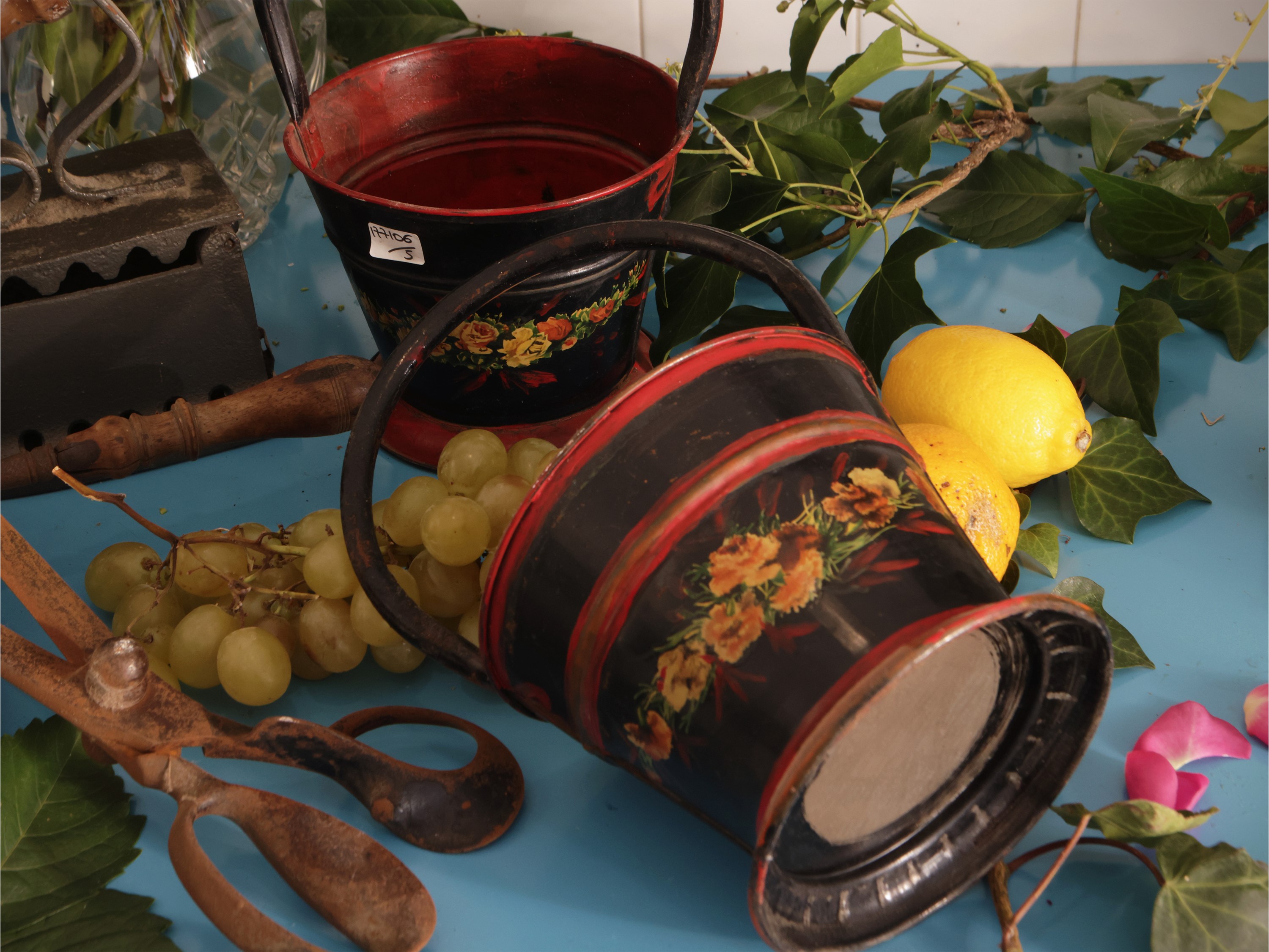 Accessori rustici d'epoca, ferro da stiro a carbone e altro, XIX/XX secolo