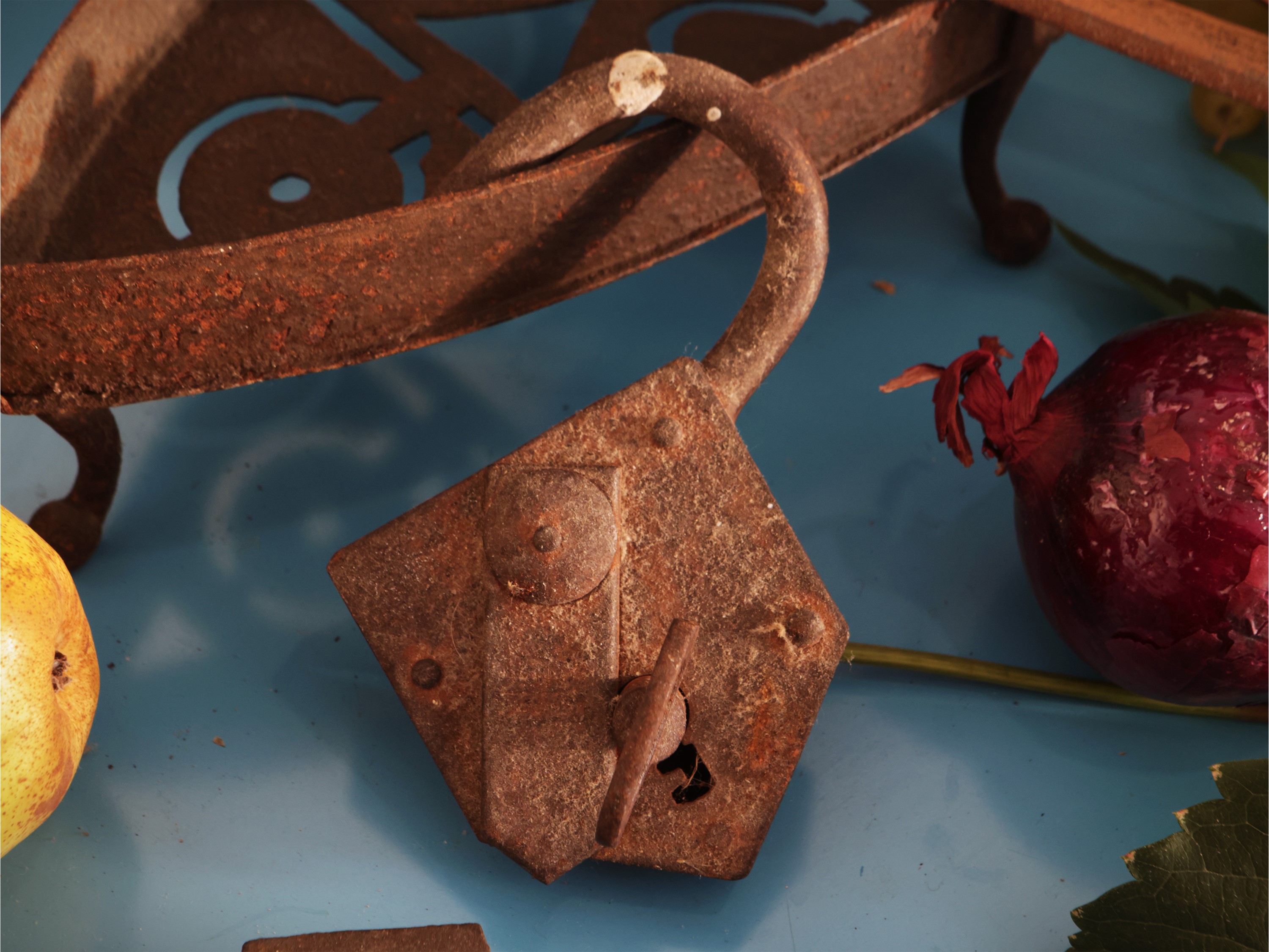 Accessori rustici d'epoca, ferro da stiro a carbone e altro, XIX/XX secolo