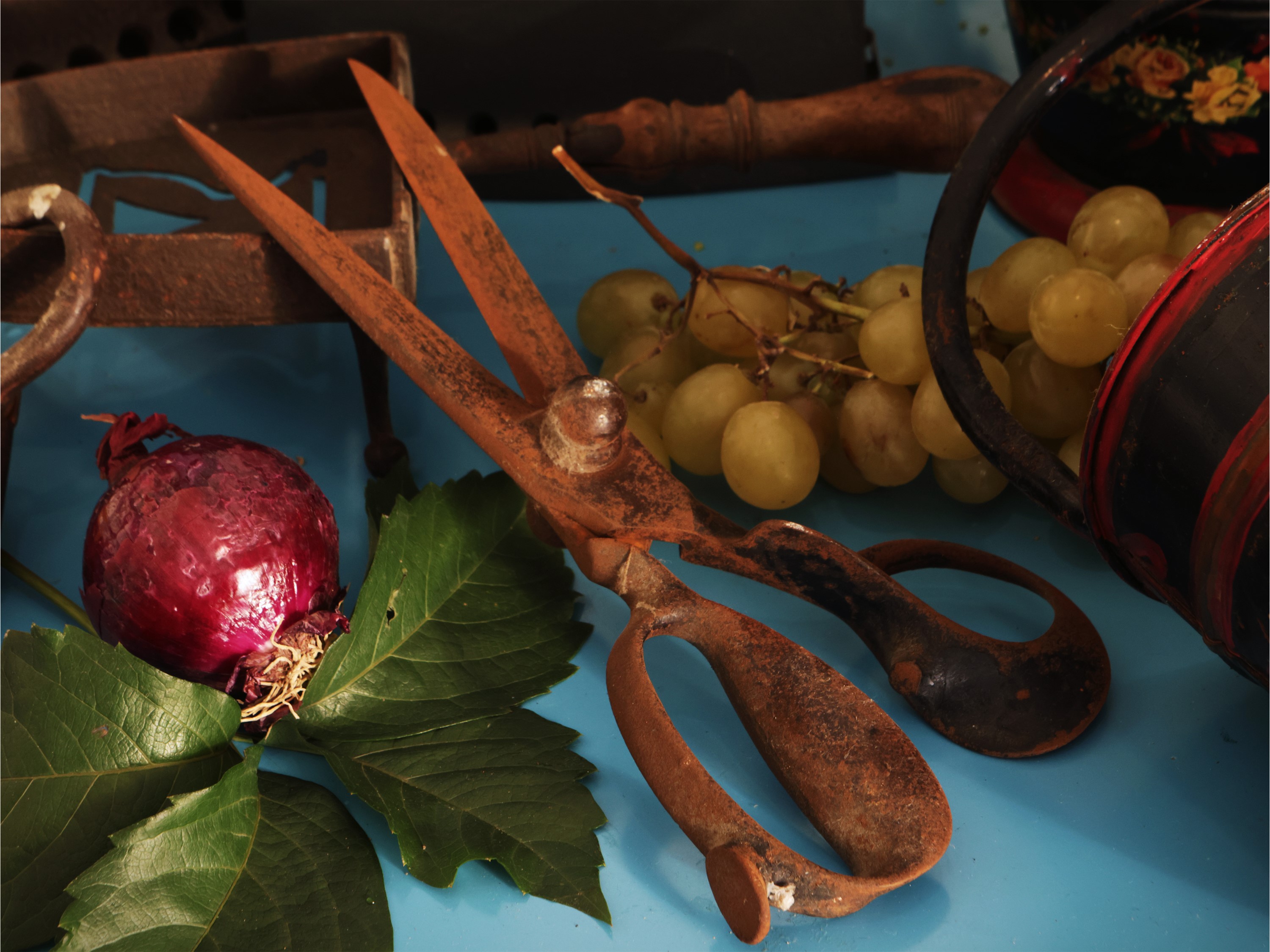 Accessori rustici d'epoca, ferro da stiro a carbone e altro, XIX/XX secolo