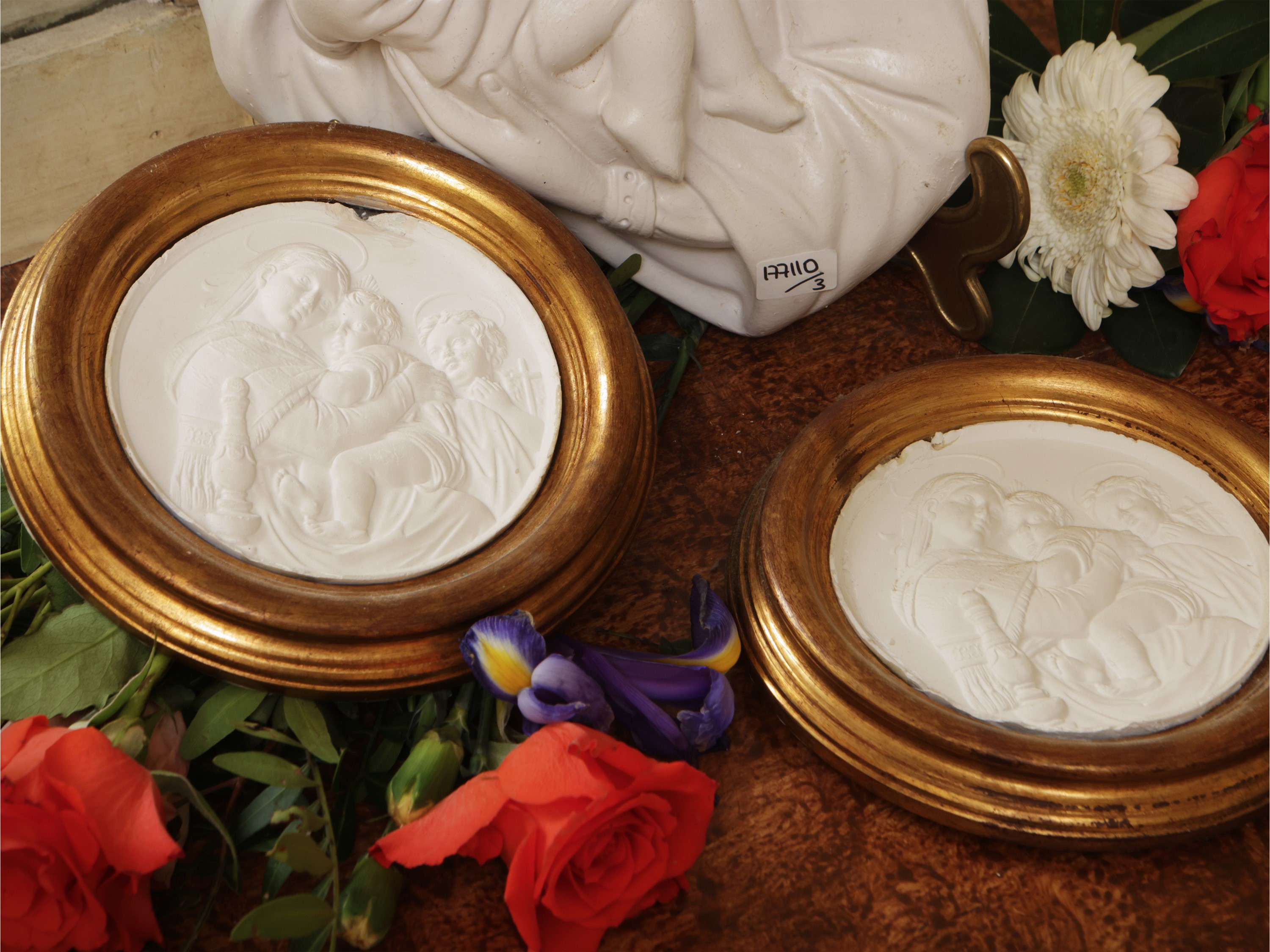 Tre altorilievi in gesso raffiguranti Madonna con Bambino e San Giovannino, con cornice ovale dor...
