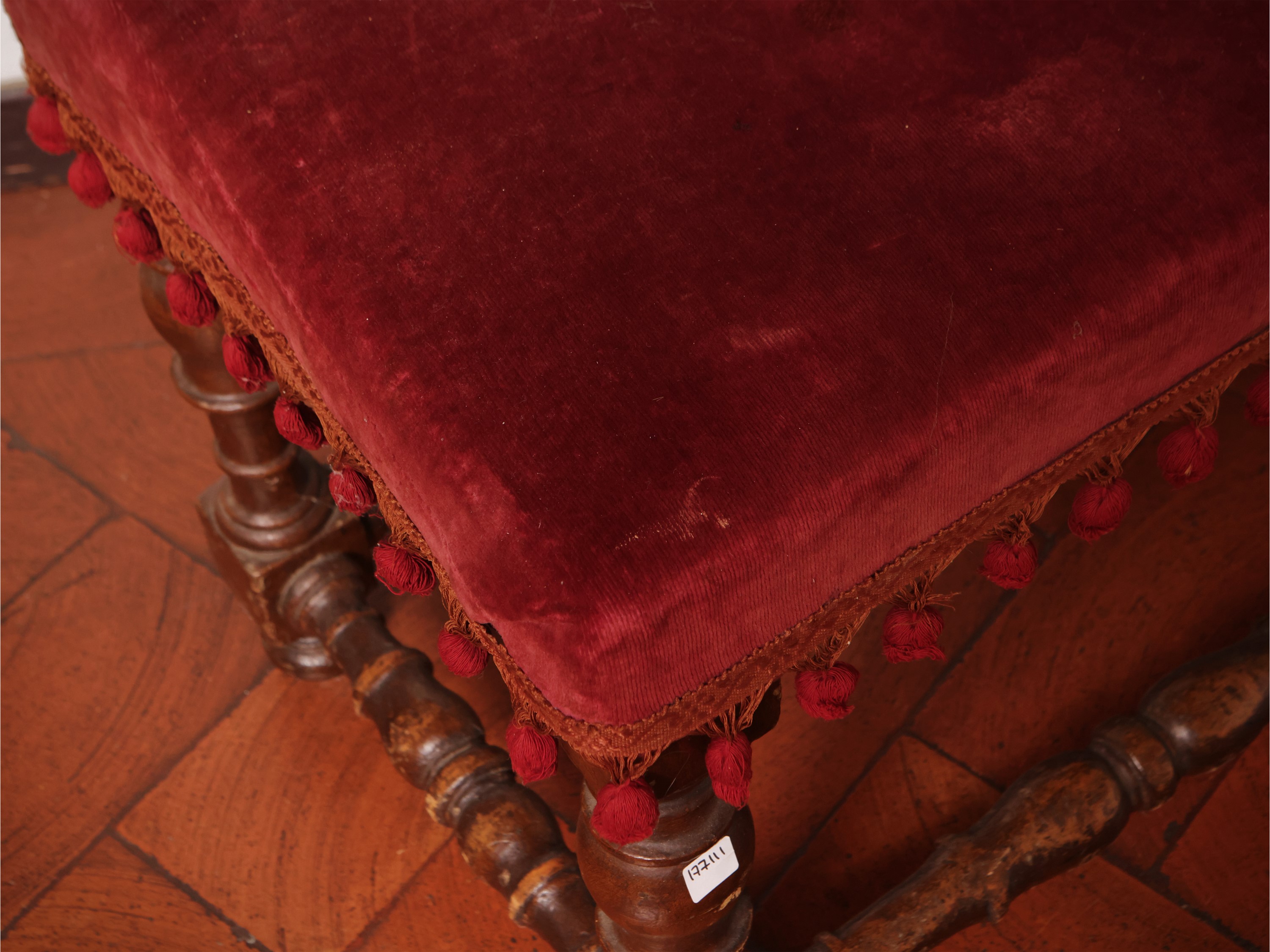 Sgabello in noce, XIX secolo, seduta imbottita in velluto bordeaux