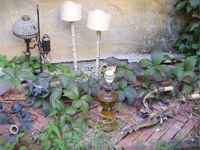 Miscellanea di complementi per l'illuminazione, ferro battuto, legno laccato e metallo