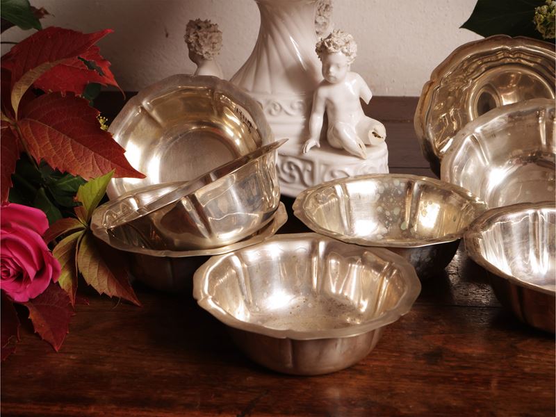 Serie di otto coppette in argento