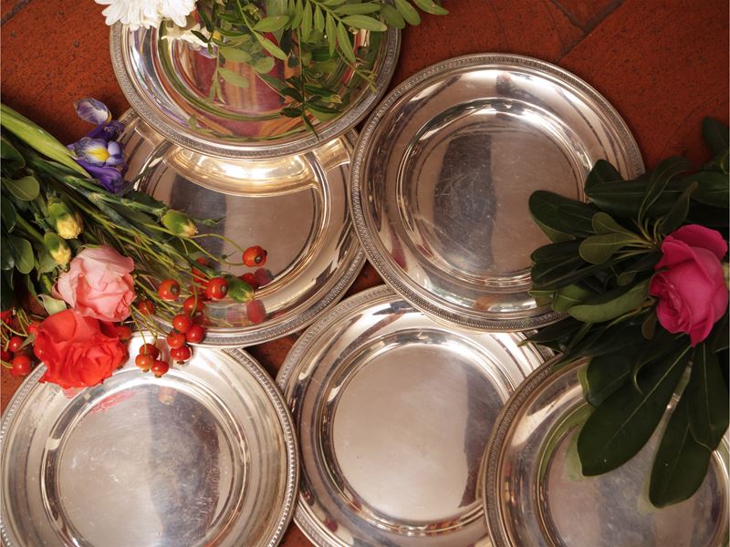 Serie di sei piattini da pane in argento