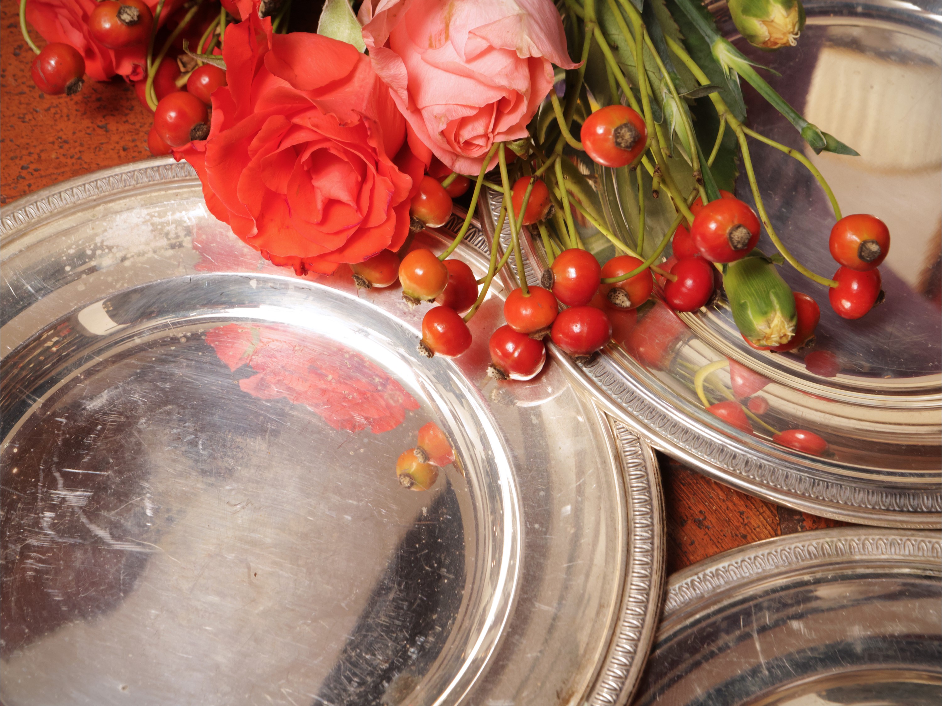 Serie di sei piattini da pane in argento
