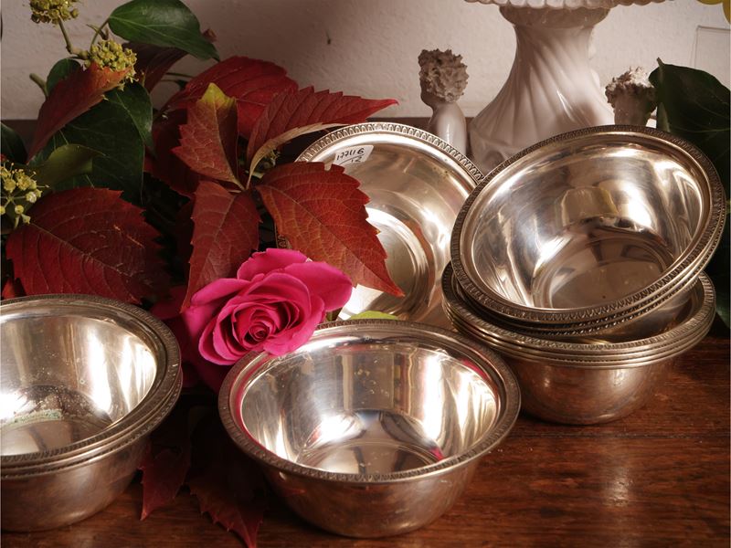 Serie di dodici coppette in argento