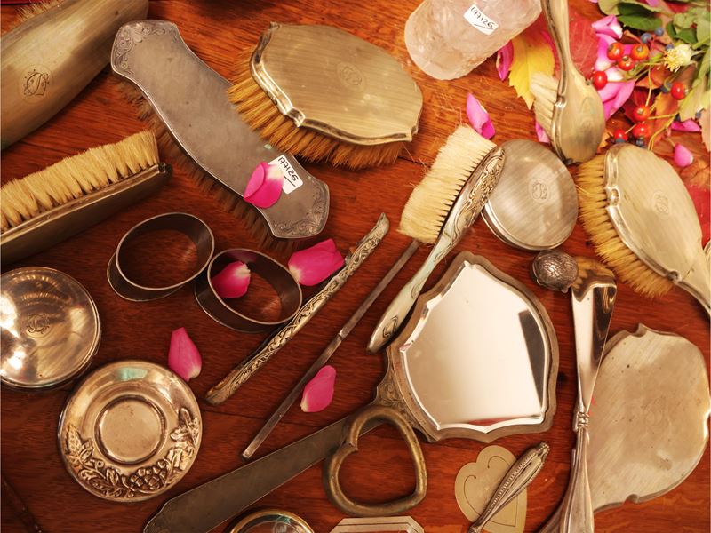 Miscellanea di accessori da toilette, anche in argento