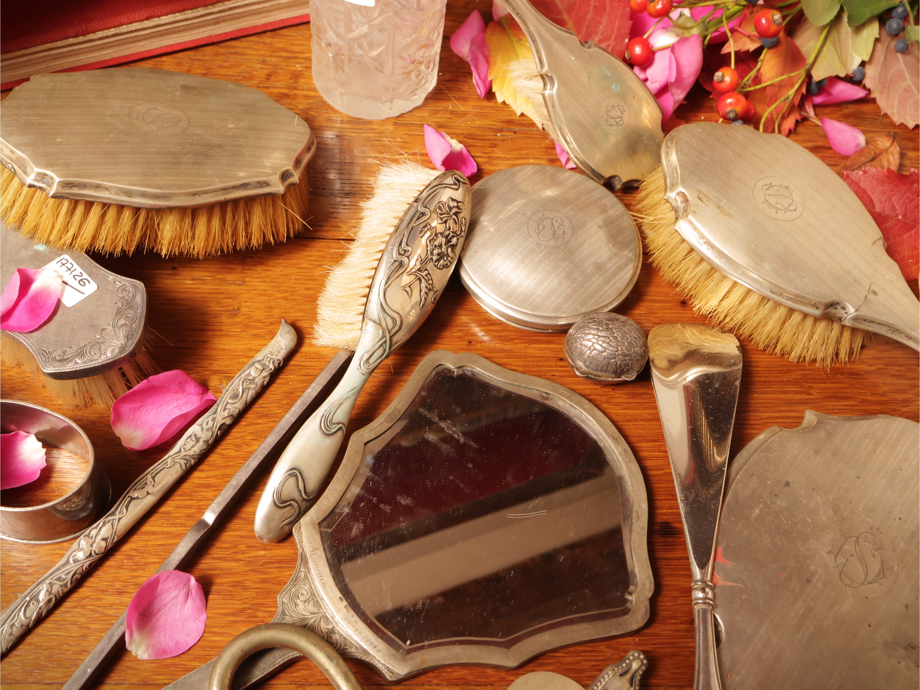 Miscellanea di accessori da toilette, anche in argento