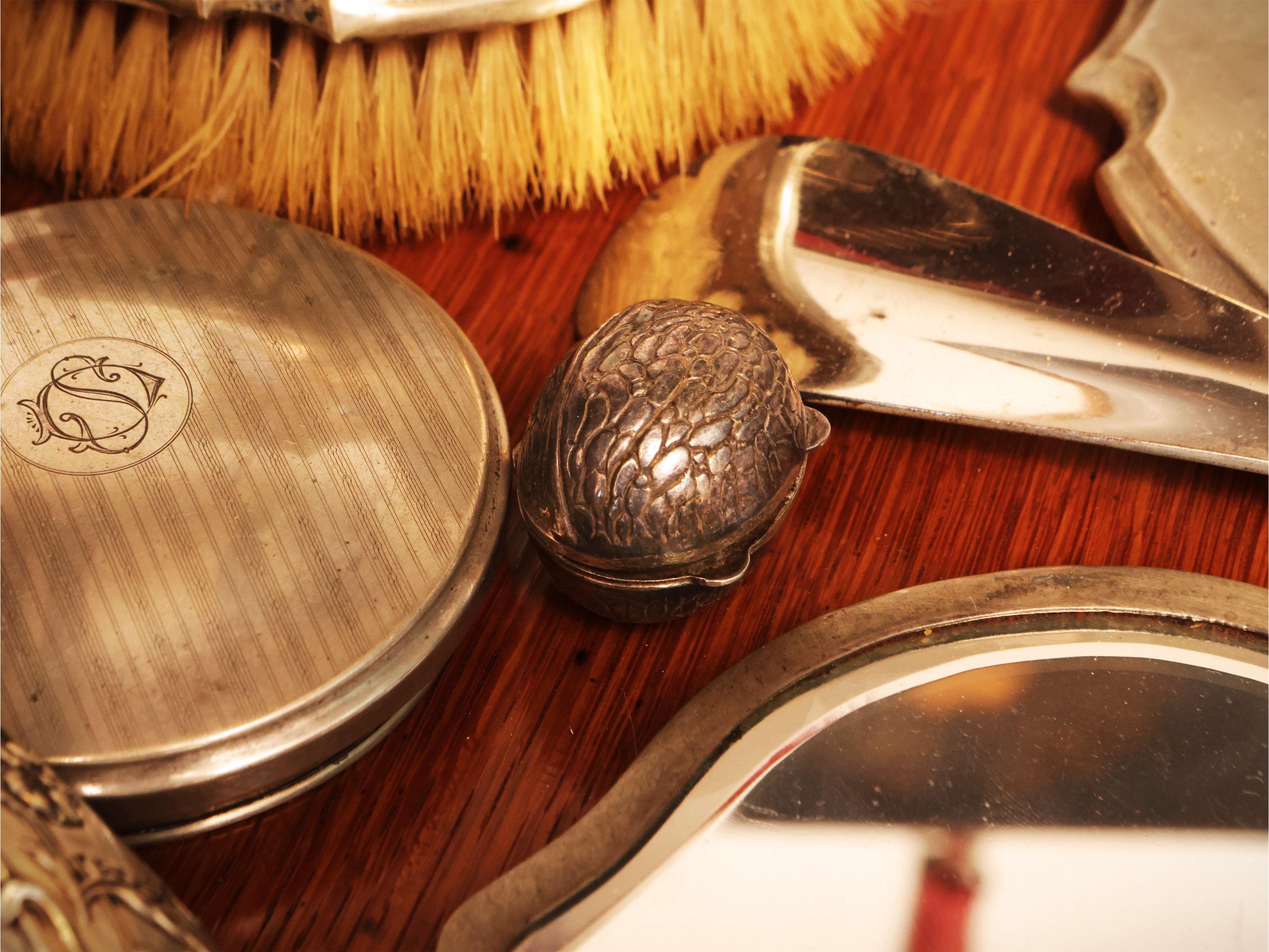 Miscellanea di accessori da toilette, anche in argento