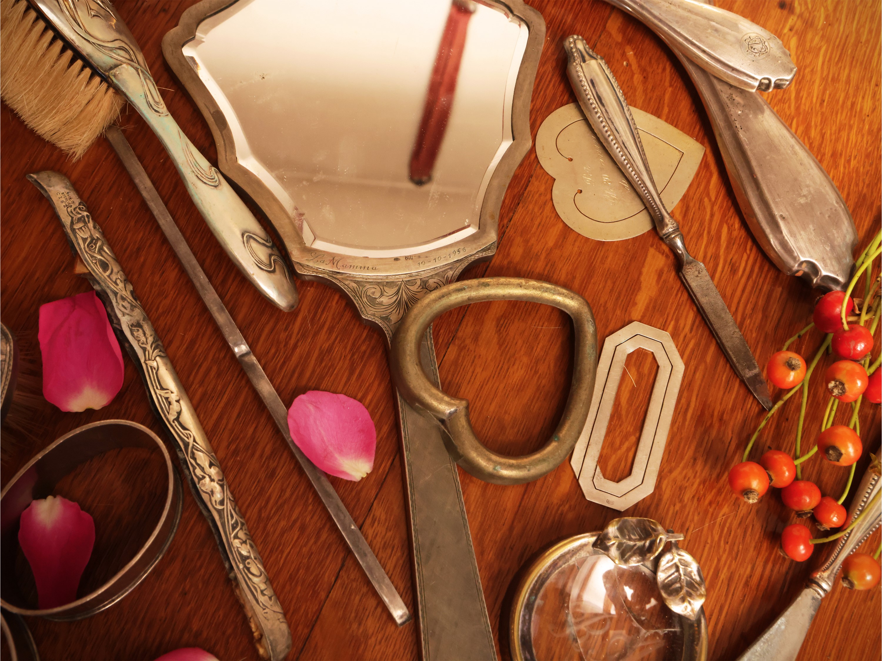 Miscellanea di accessori da toilette, anche in argento