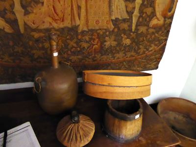 Arredi rustici d'epoca, vari oggetti in rame e legno