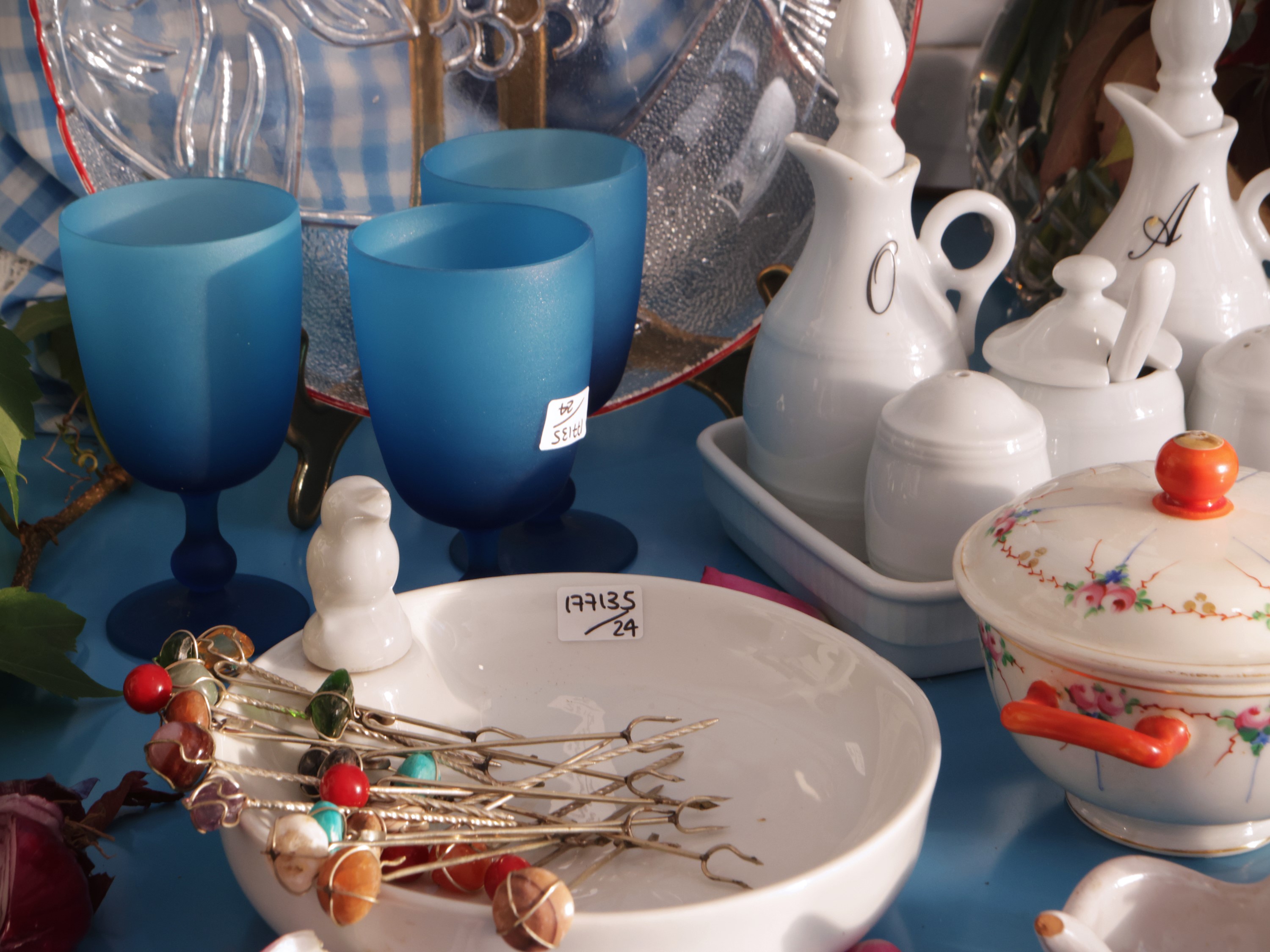 Accessori per la tavola, serie di 6 piattini decorati, calici da acqua, e portauovo