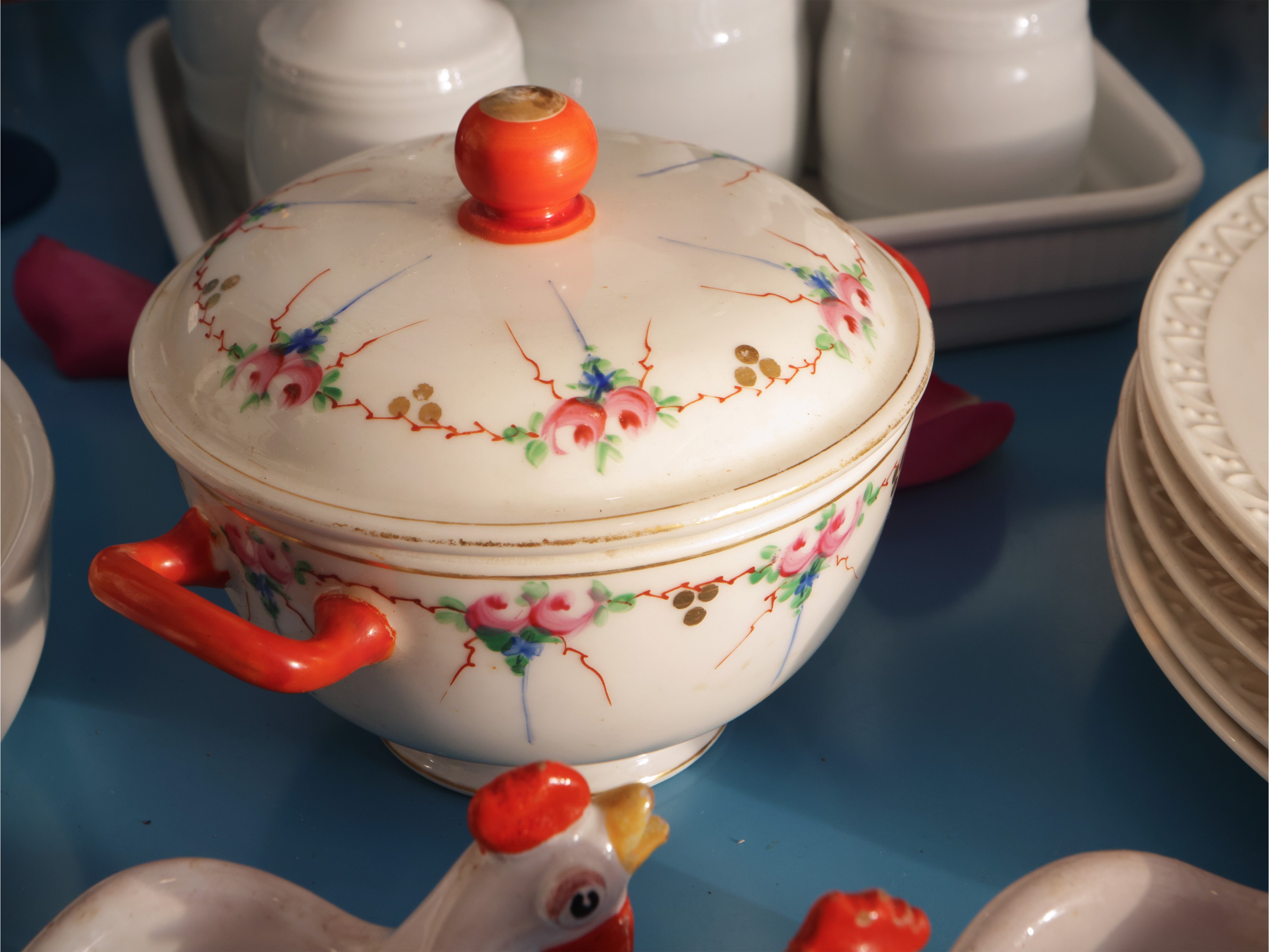Accessori per la tavola, serie di 6 piattini decorati, calici da acqua, e portauovo