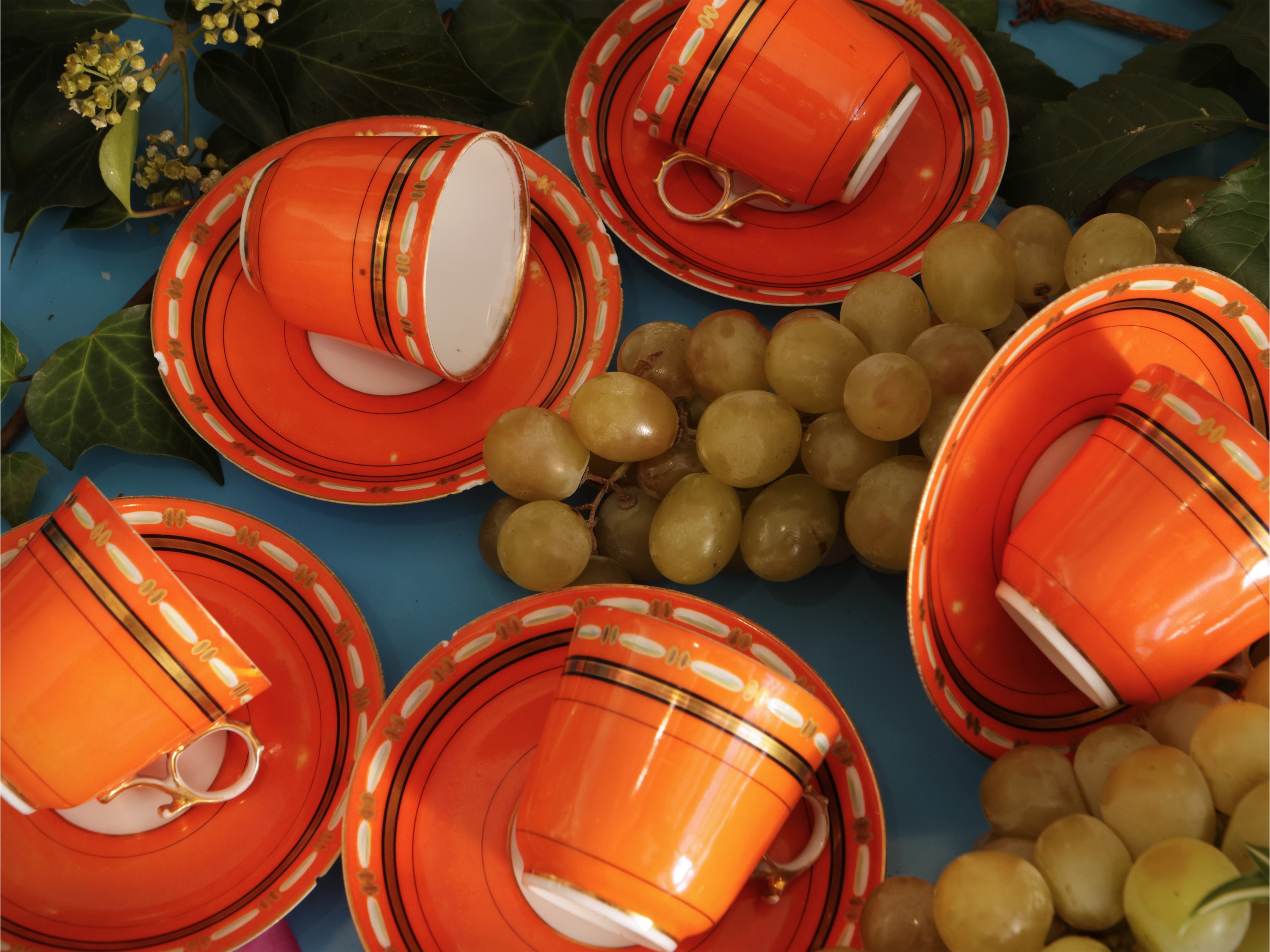 Accessori per la tavola, serie di 6 piattini decorati, calici da acqua, e portauovo