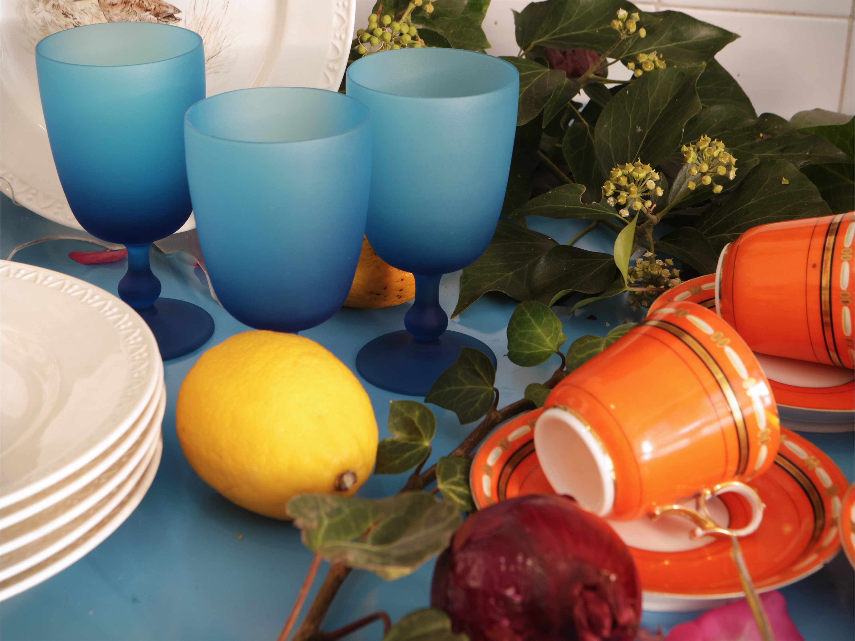 Accessori per la tavola, serie di 6 piattini decorati, calici da acqua, e portauovo