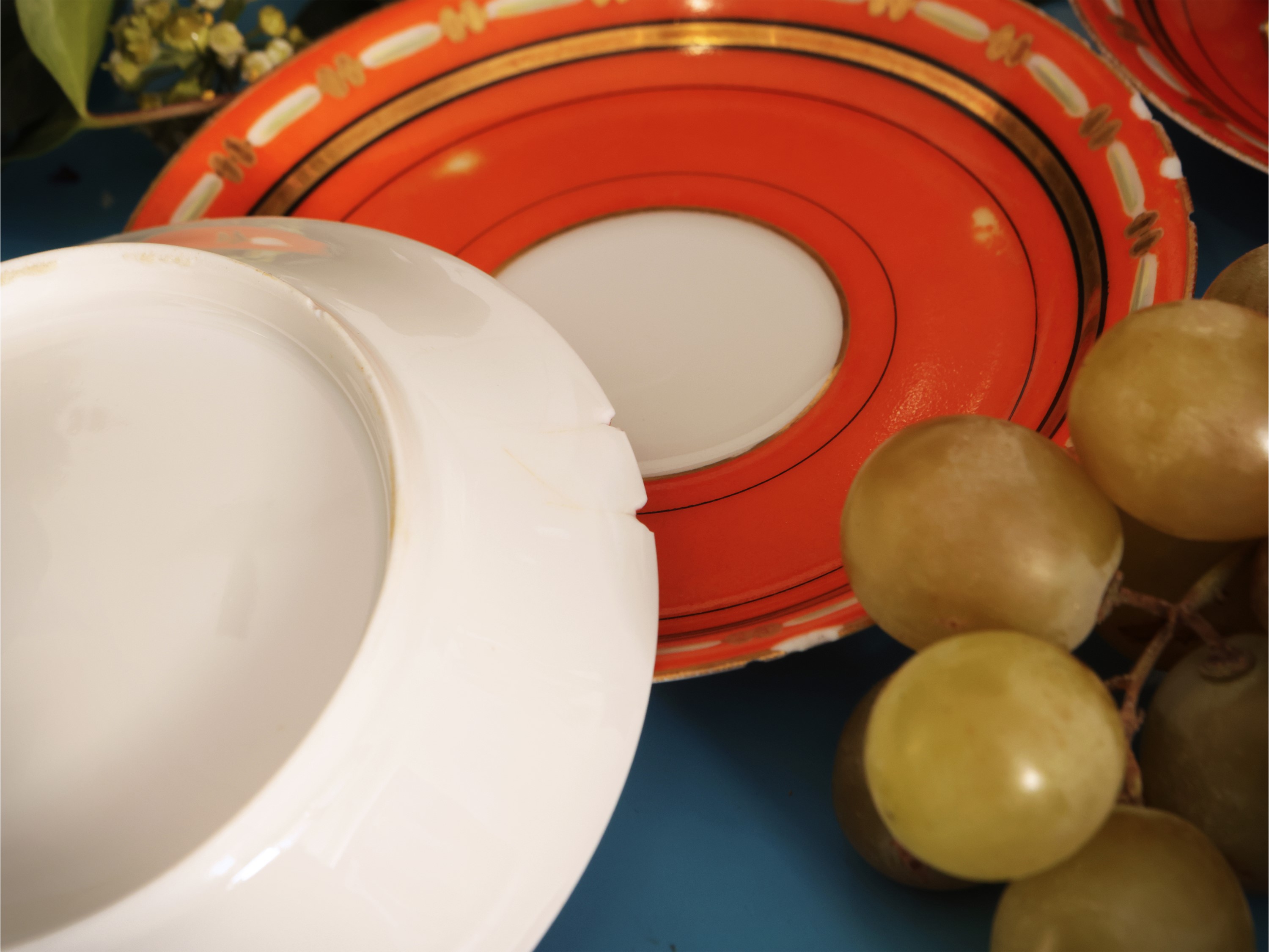 Accessori per la tavola, serie di 6 piattini decorati, calici da acqua, e portauovo