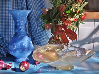Due accessori per la casa: vaso da fiori in vetro azzurro e centrotavola in vetro di Murano