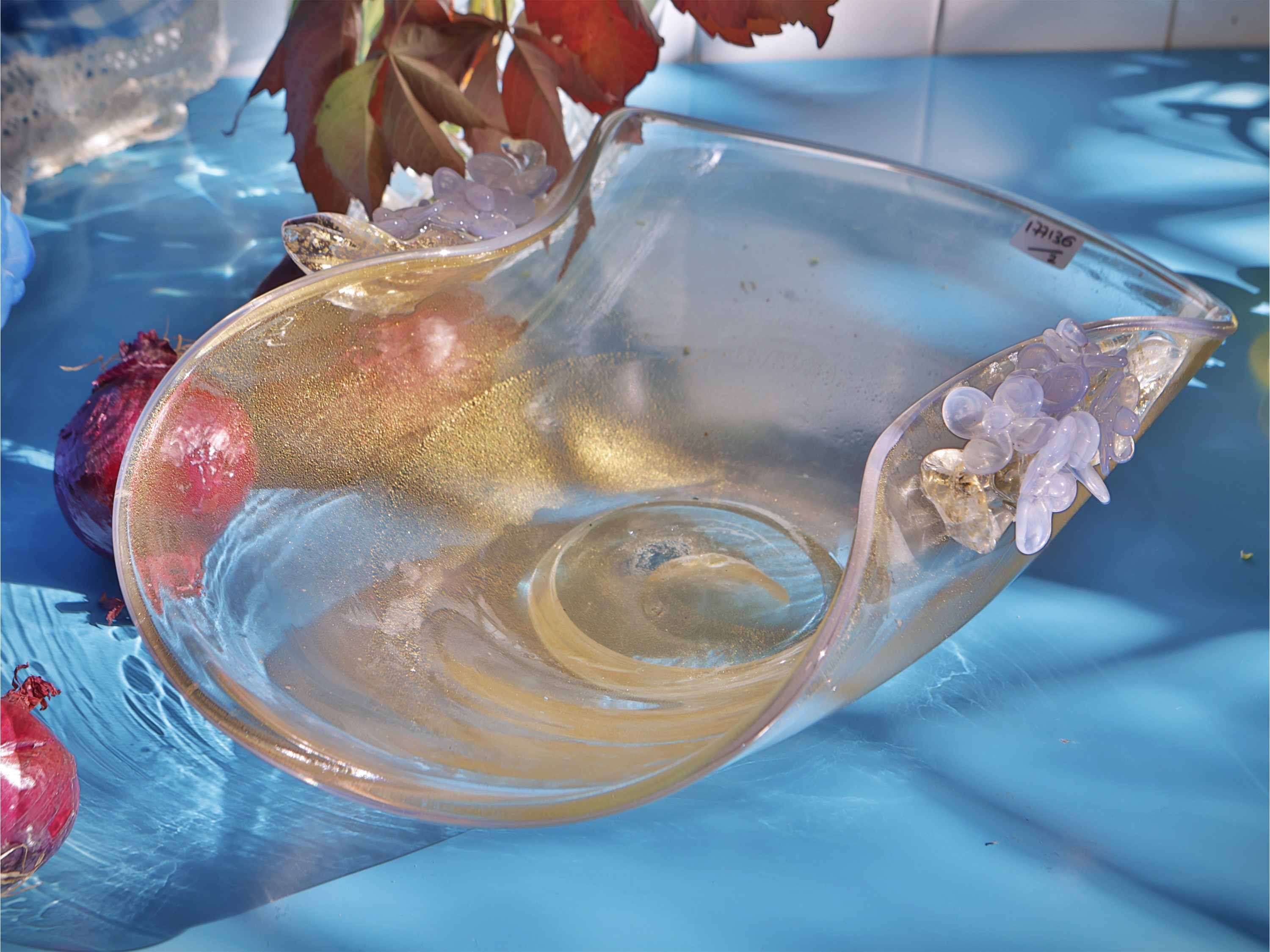 Due accessori per la casa: vaso da fiori in vetro azzurro e centrotavola in vetro di Murano