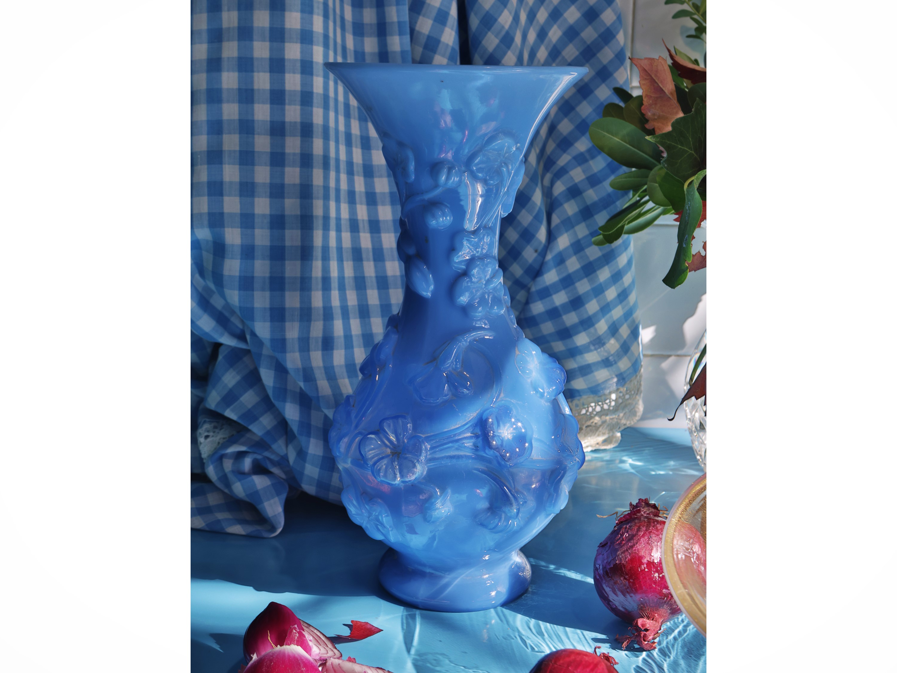 Due accessori per la casa: vaso da fiori in vetro azzurro e centrotavola in vetro di Murano
