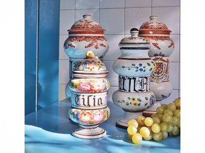 Coppia di albarelli da farmacia in maiolica, ceramica di Bassano e altri, h 22-35 cm