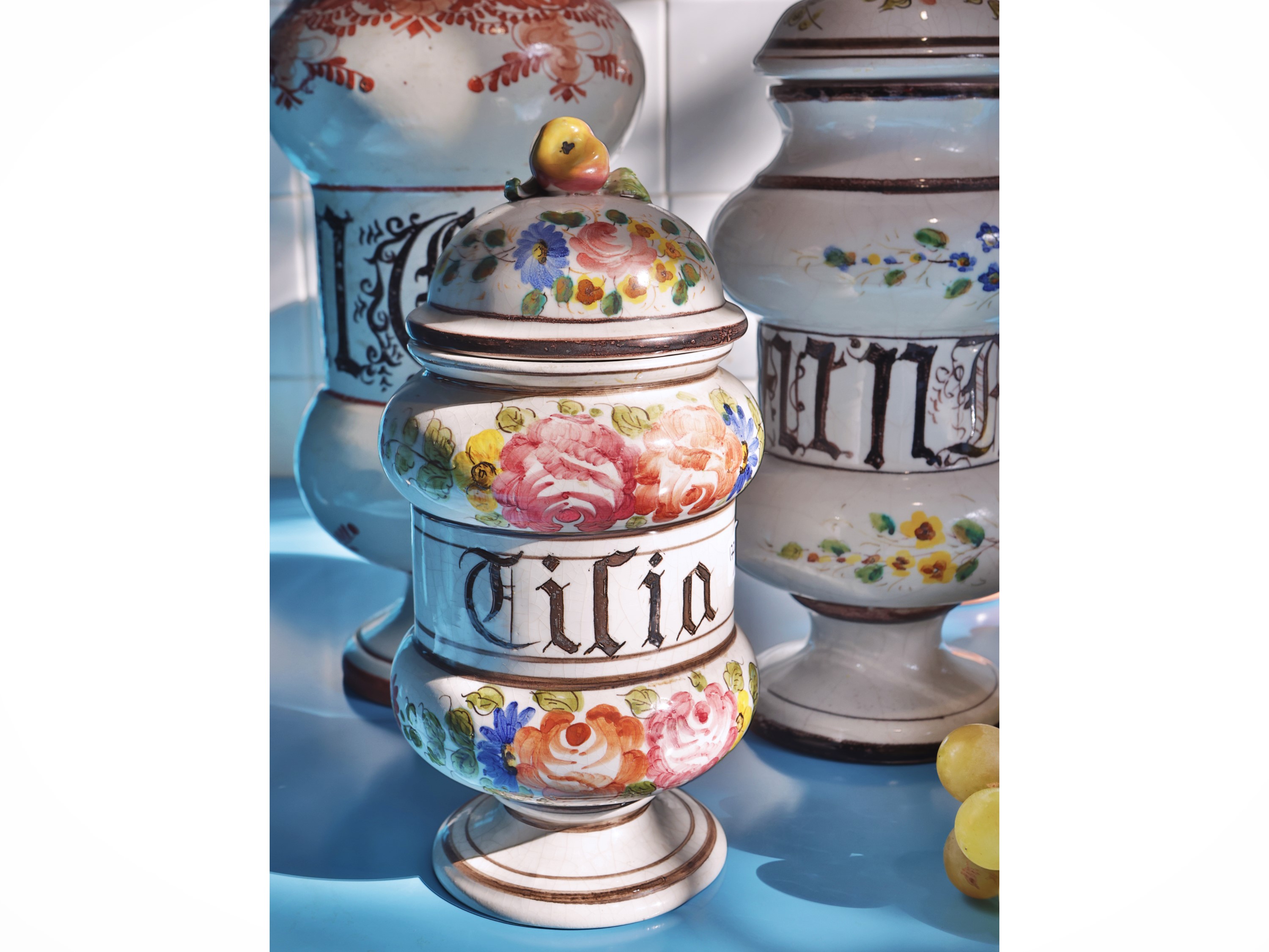 Coppia di albarelli da farmacia in maiolica, ceramica di Bassano e altri, h 22-35 cm