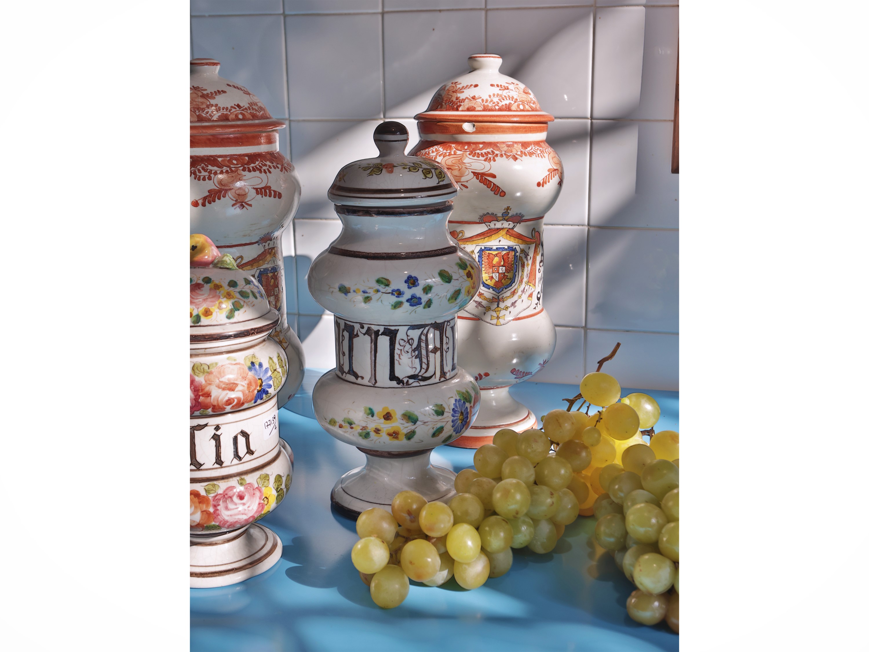 Coppia di albarelli da farmacia in maiolica, ceramica di Bassano e altri, h 22-35 cm