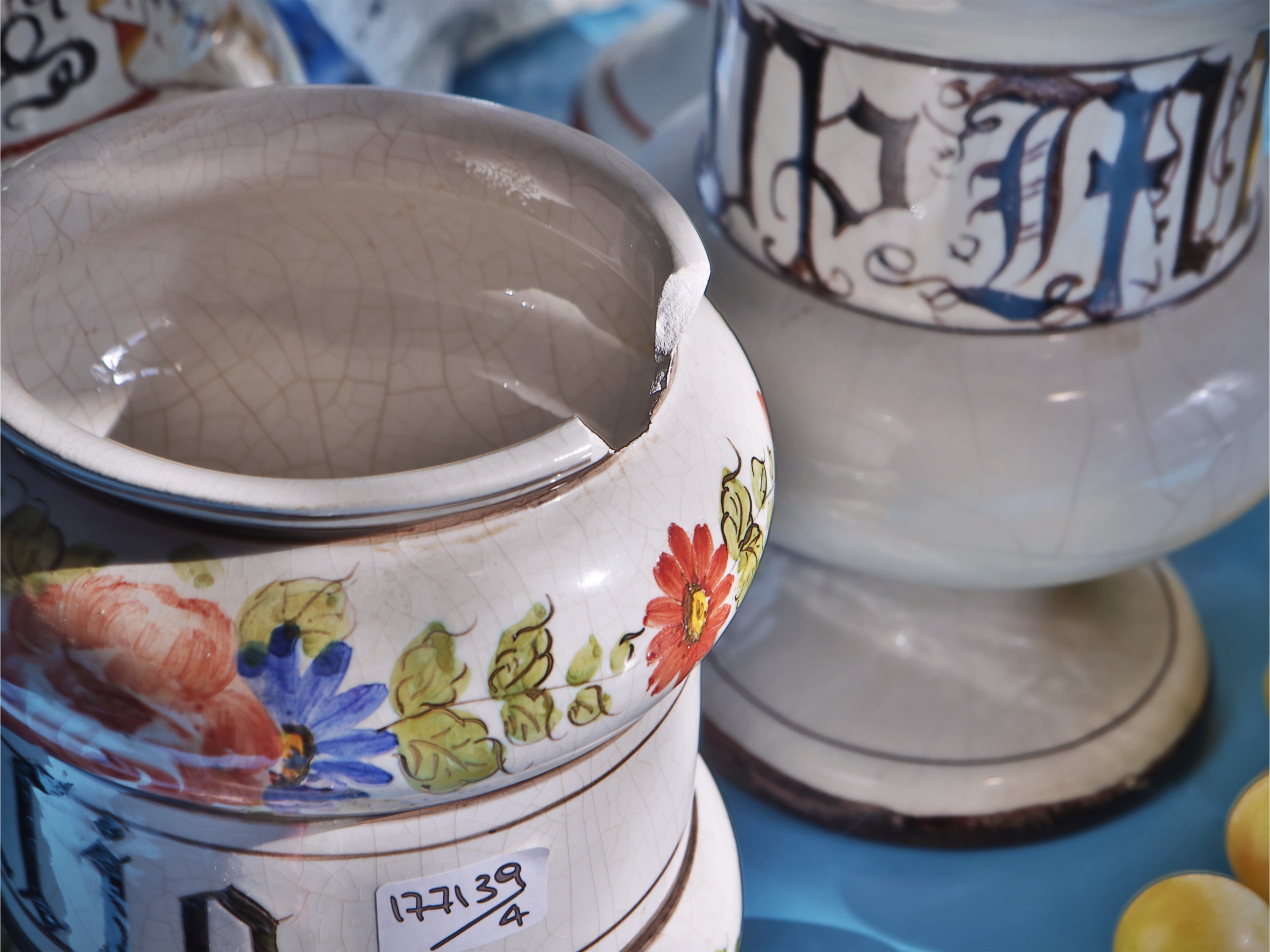 Coppia di albarelli da farmacia in maiolica, ceramica di Bassano e altri, h 22-35 cm