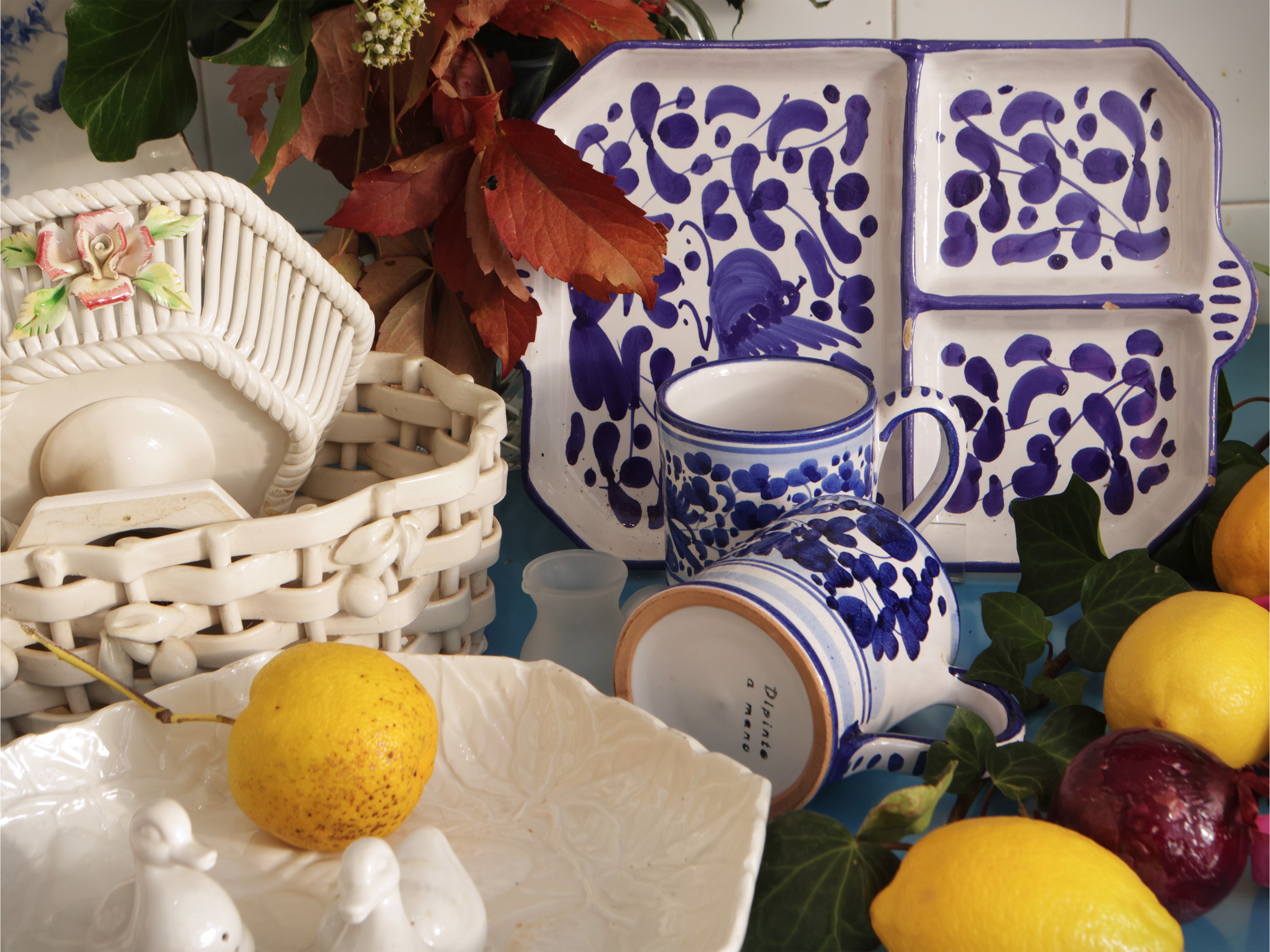 Assortimento di accessori per la tavola: coppia di saliere in porcellana, set da liquore in vetro...