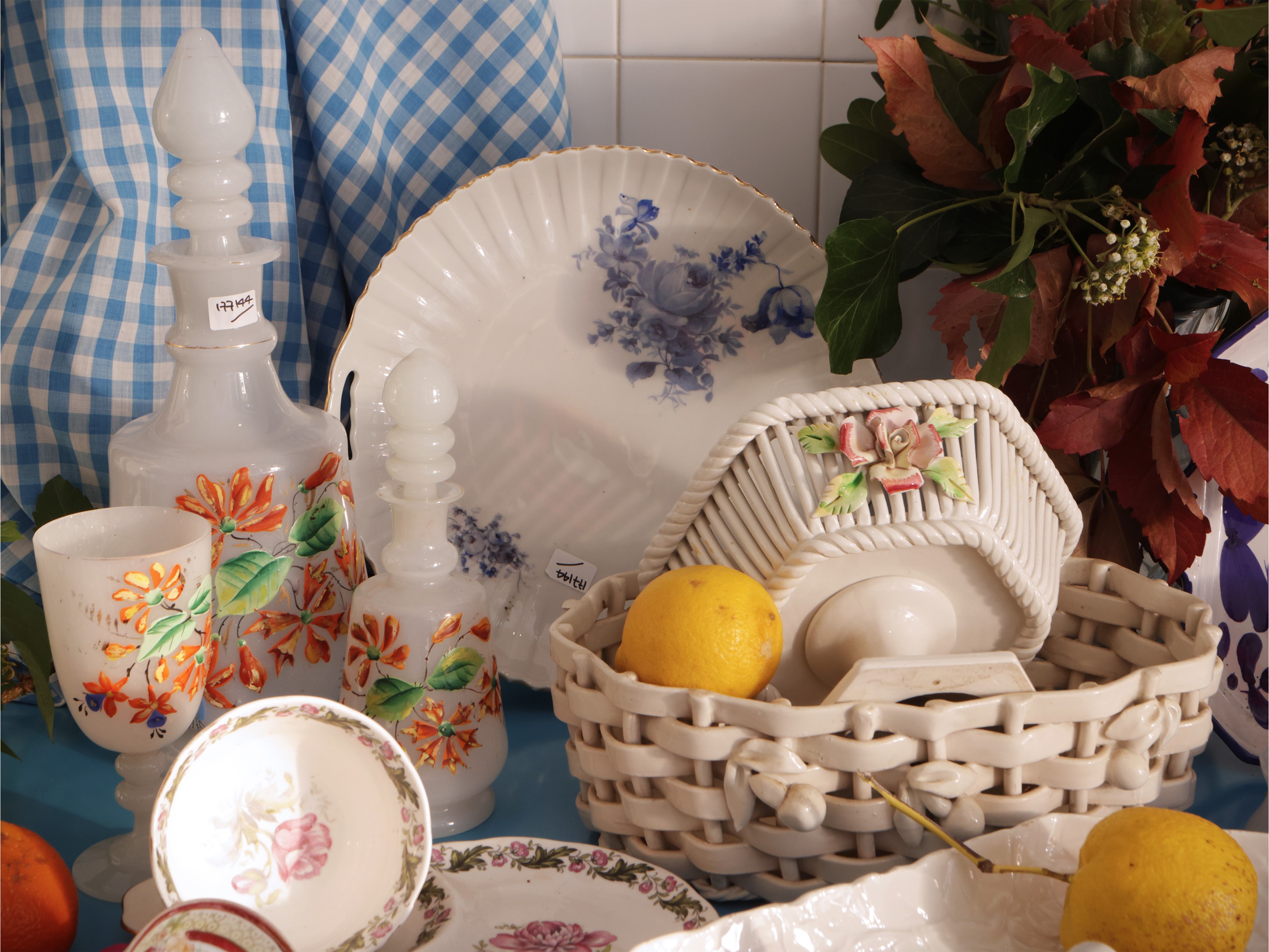 Assortimento di accessori per la tavola: coppia di saliere in porcellana, set da liquore in vetro...