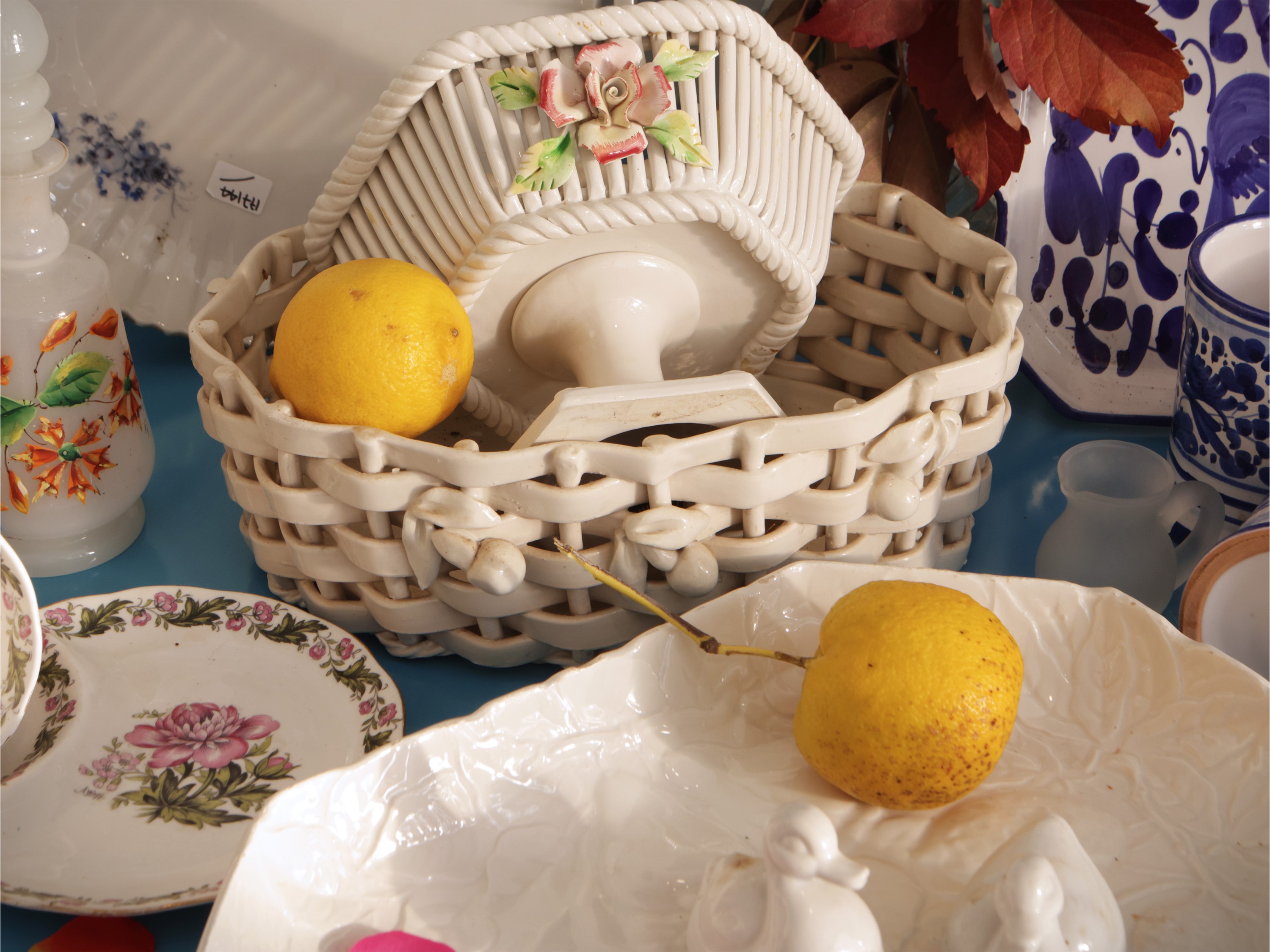 Assortimento di accessori per la tavola: coppia di saliere in porcellana, set da liquore in vetro...