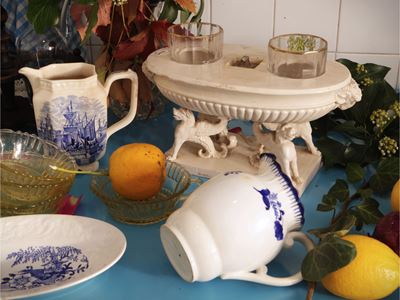Accessori per la tavola d'epoca, centrotavola in terraglia e piatti in terraglia decorata, XIX/XX...