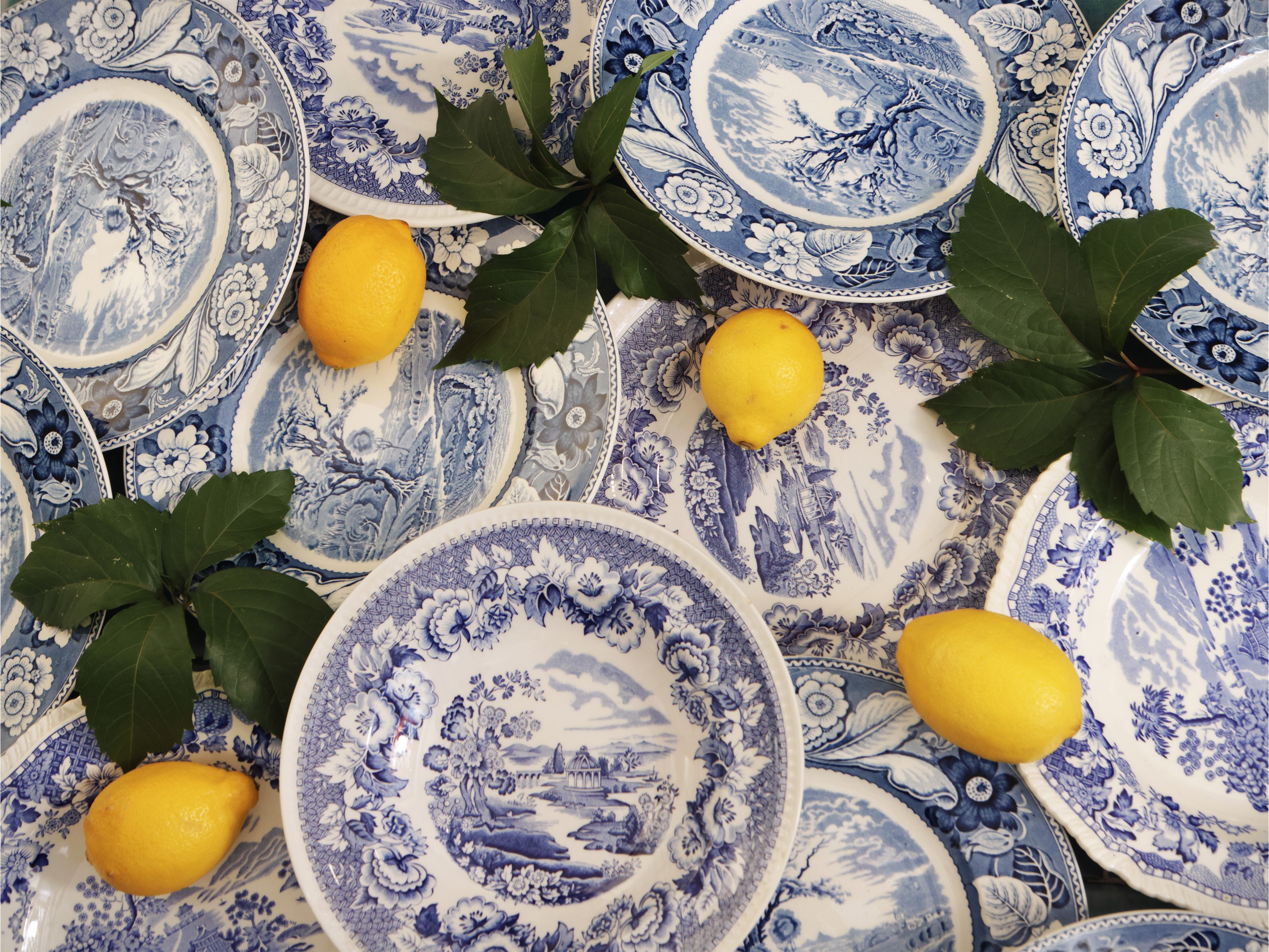 Accessori per la tavola d'epoca, centrotavola in terraglia e piatti in terraglia decorata, XIX/XX...