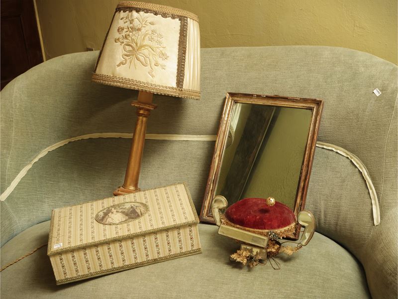 Complementi di arredo, lume con stelo a colonna e accessori decorativi