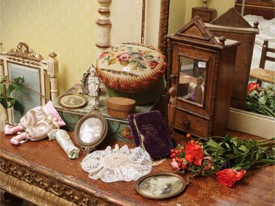Accessori per bambole, Galanterie d'epoca con armadio in miniatura e portagioie
