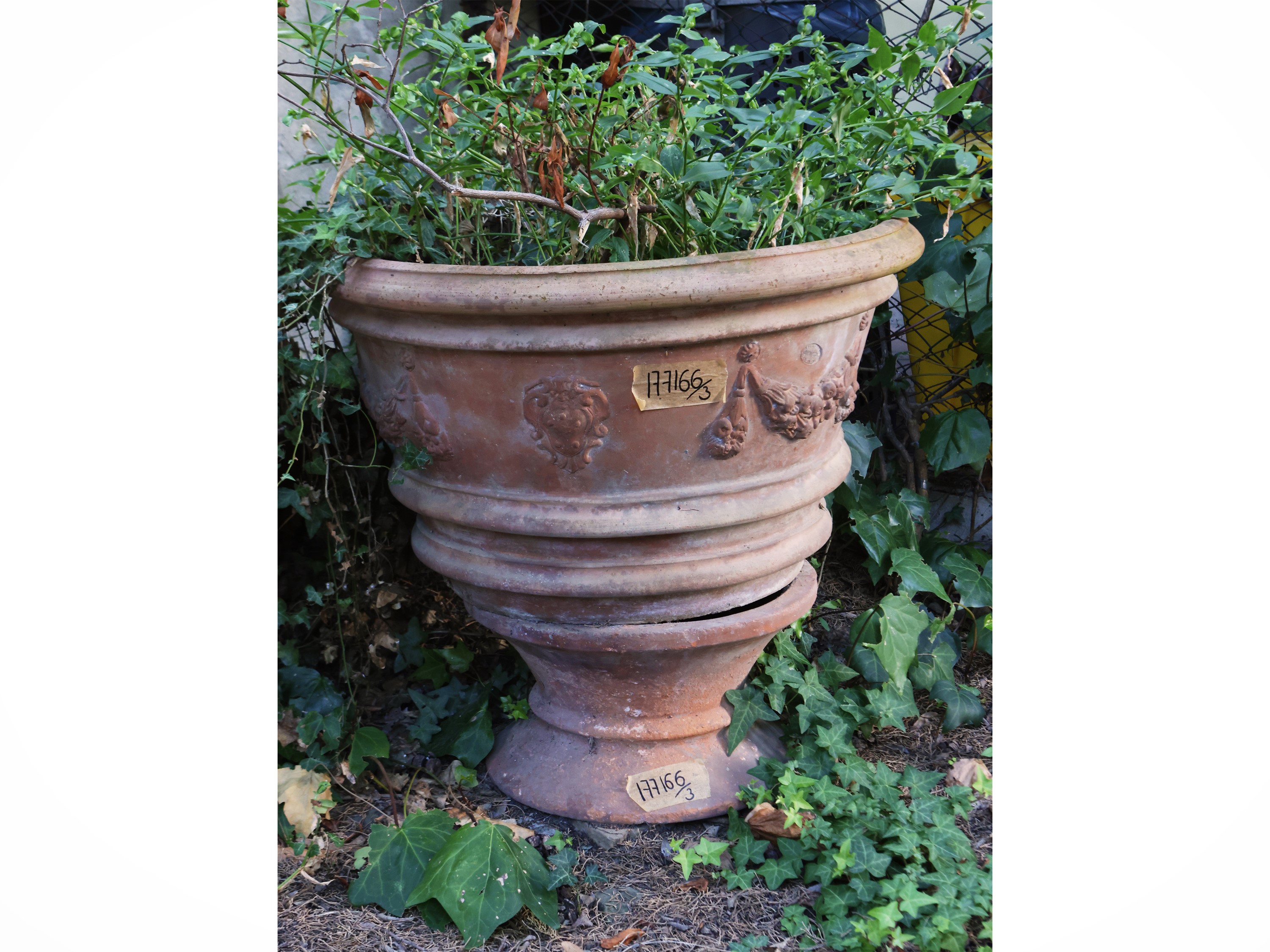 Due vasi da giardino in terracotta di Impruneta, altezza cm 47 e cm 44