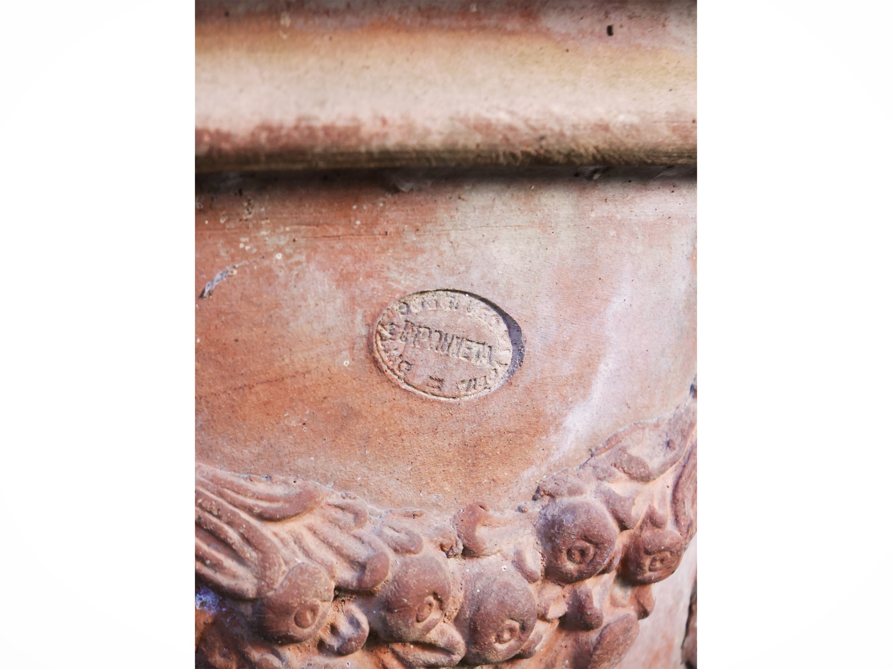 Due vasi da giardino in terracotta di Impruneta, altezza cm 47 e cm 44