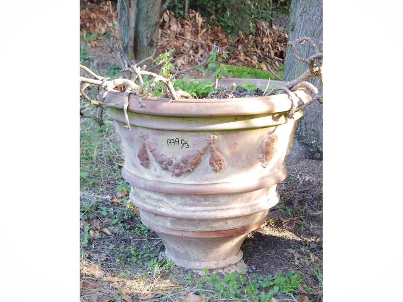 Tre vasi in terracotta, coppia di vasi decorati con festoni e un vaso di manifattura più recente